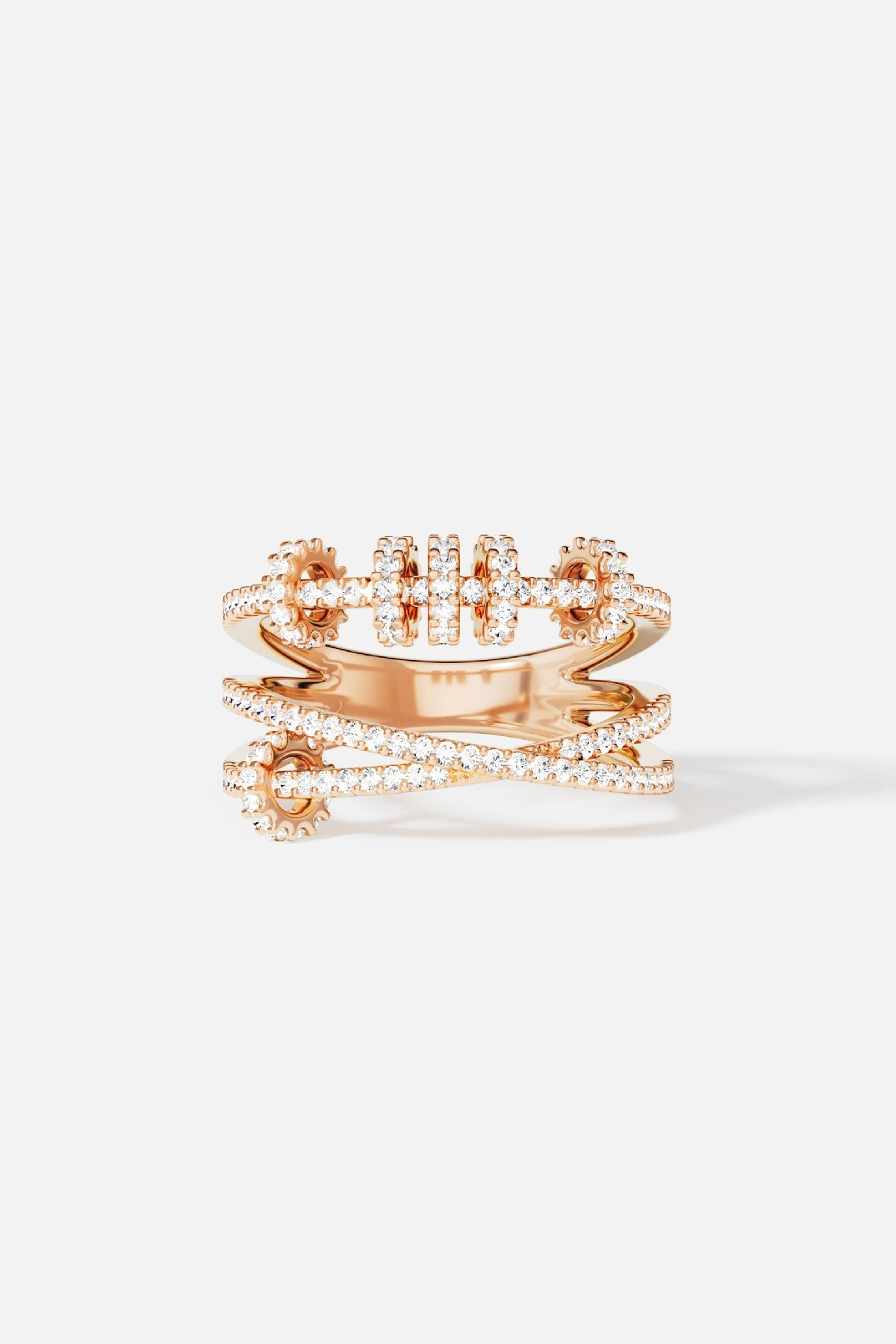 Bague APM aux lignes entrelacées, éclat rosé et scintillant pour une allure moderne.