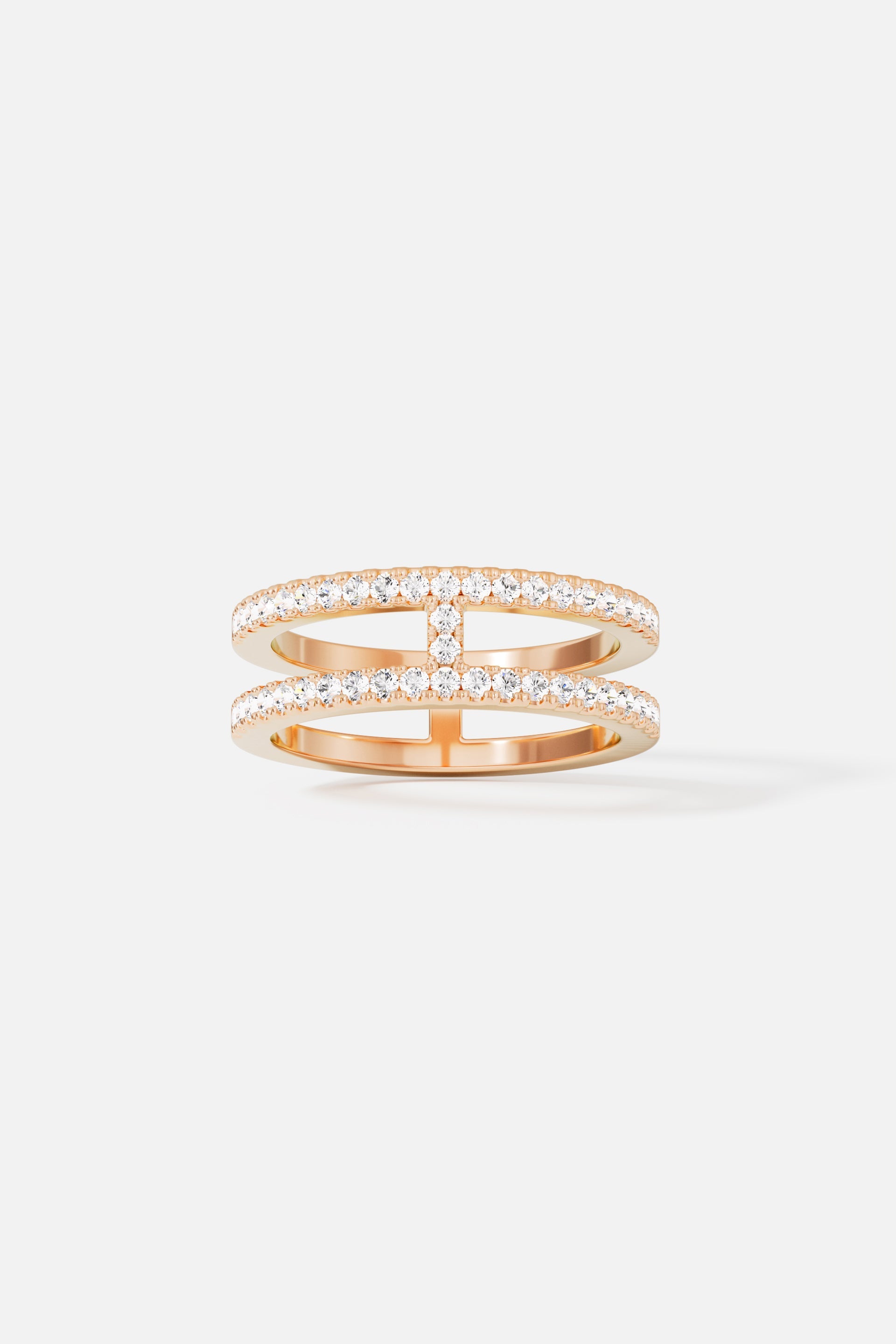 Bague APM, double ligne scintillante aux teintes rosées, élégance moderne et lumineuse.