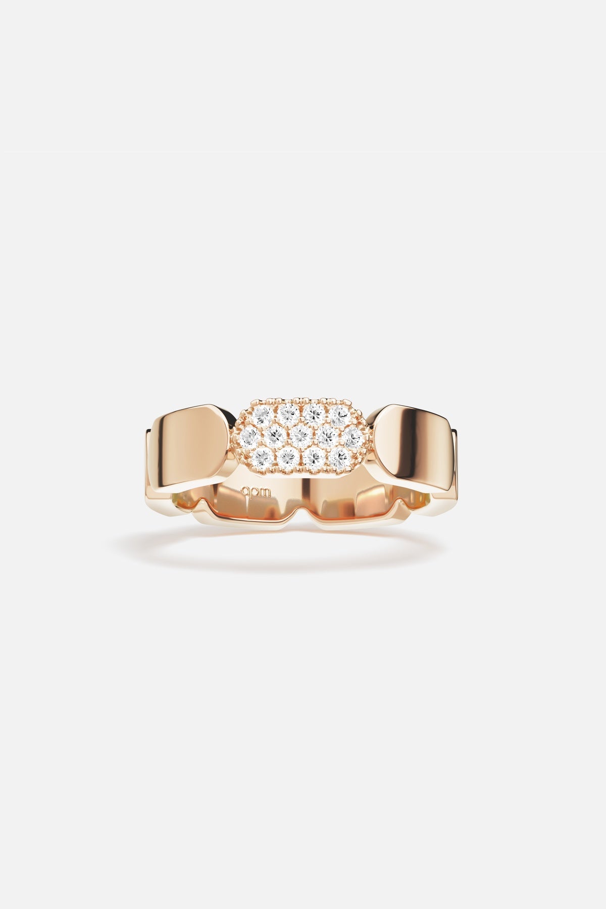 APM Bague en finition rhodium doré rose, éclat pavé et allure résolument contemporaine.