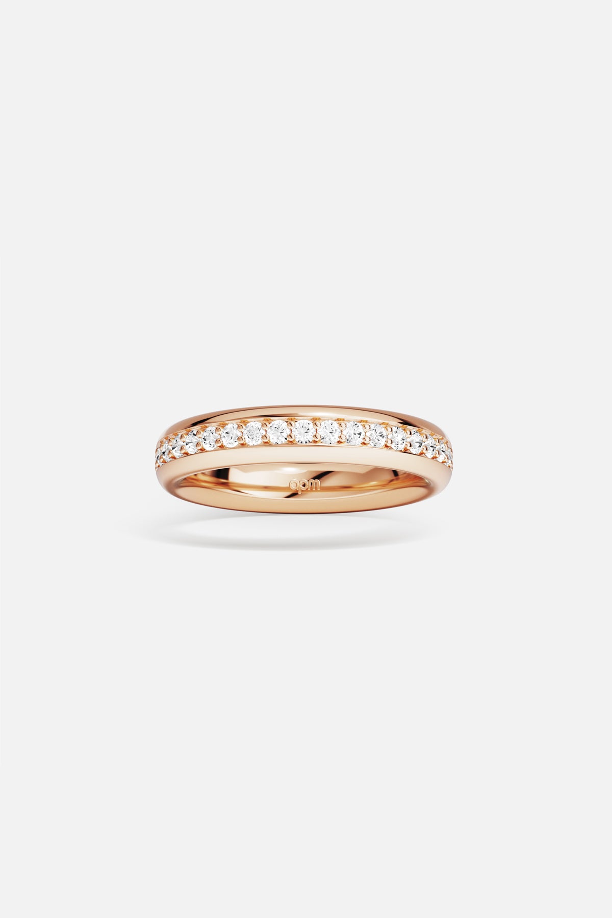 Bague APM Monaco aux reflets rosés, une ligne scintillante pour une élégance intemporelle.