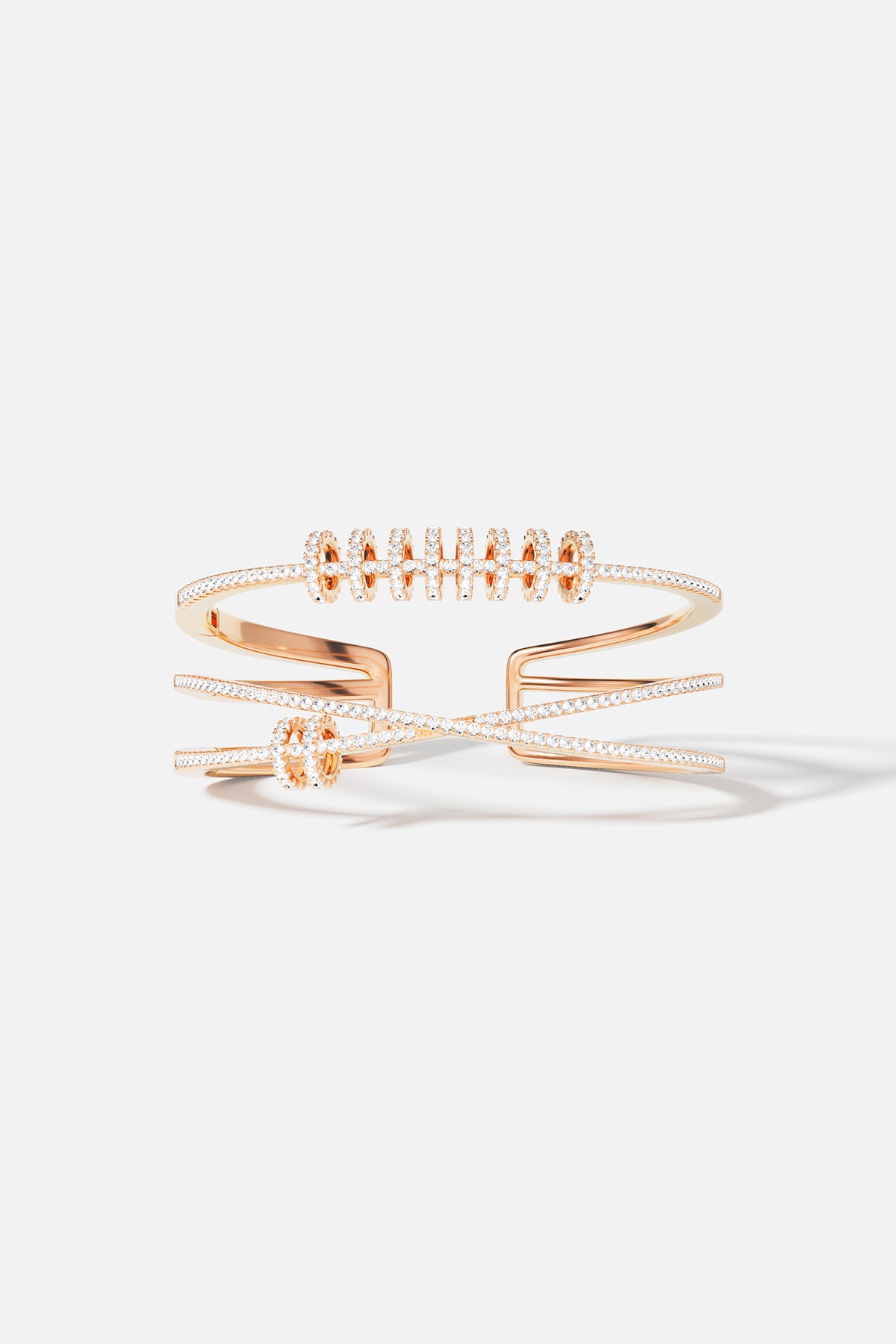 Bracelet APM aux lignes entrelacées, une architecture scintillante à la féminité audacieuse.