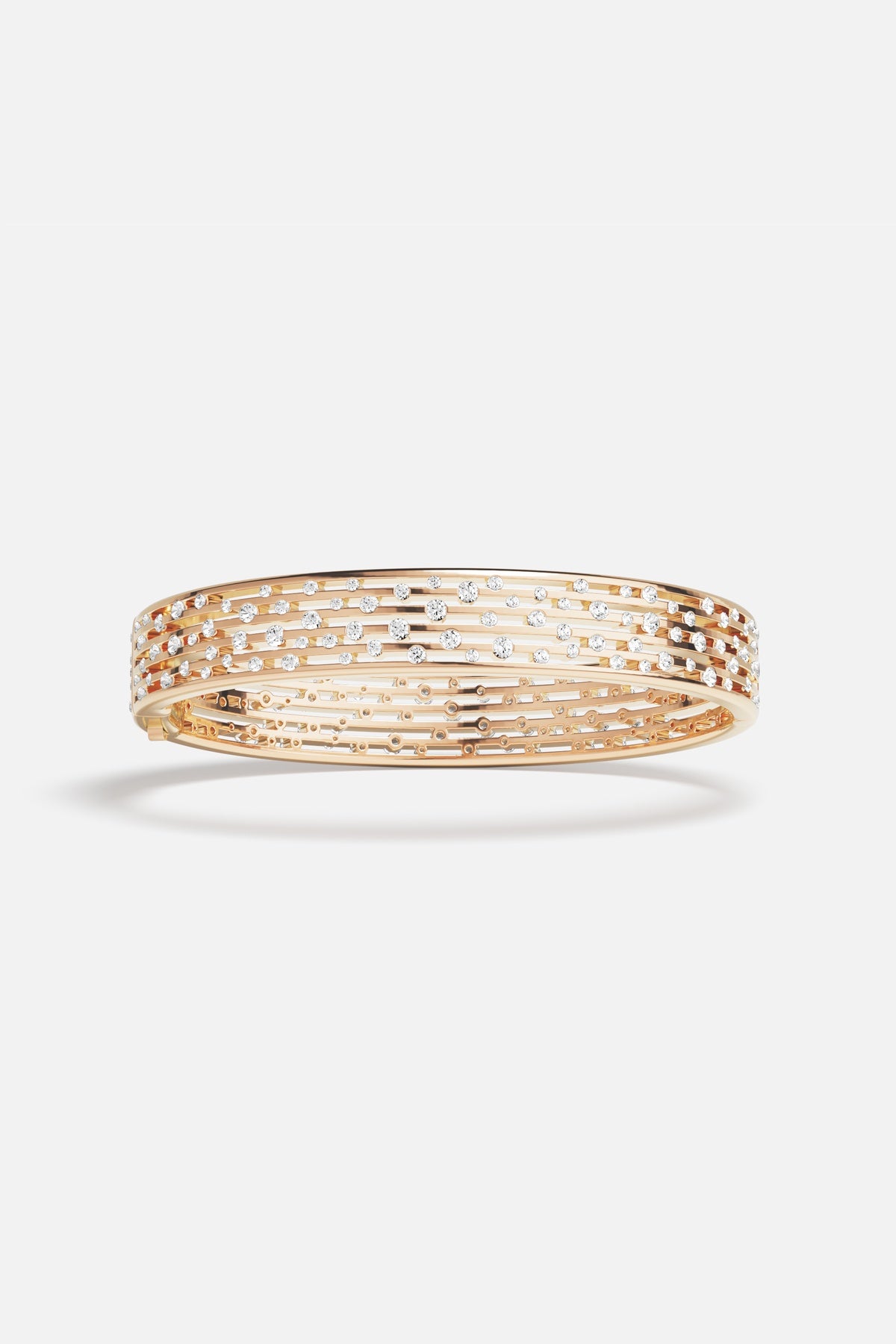 Bracelet jonc APM, éclats scintillants sur teinte dorée, élégance lumineuse au poignet.