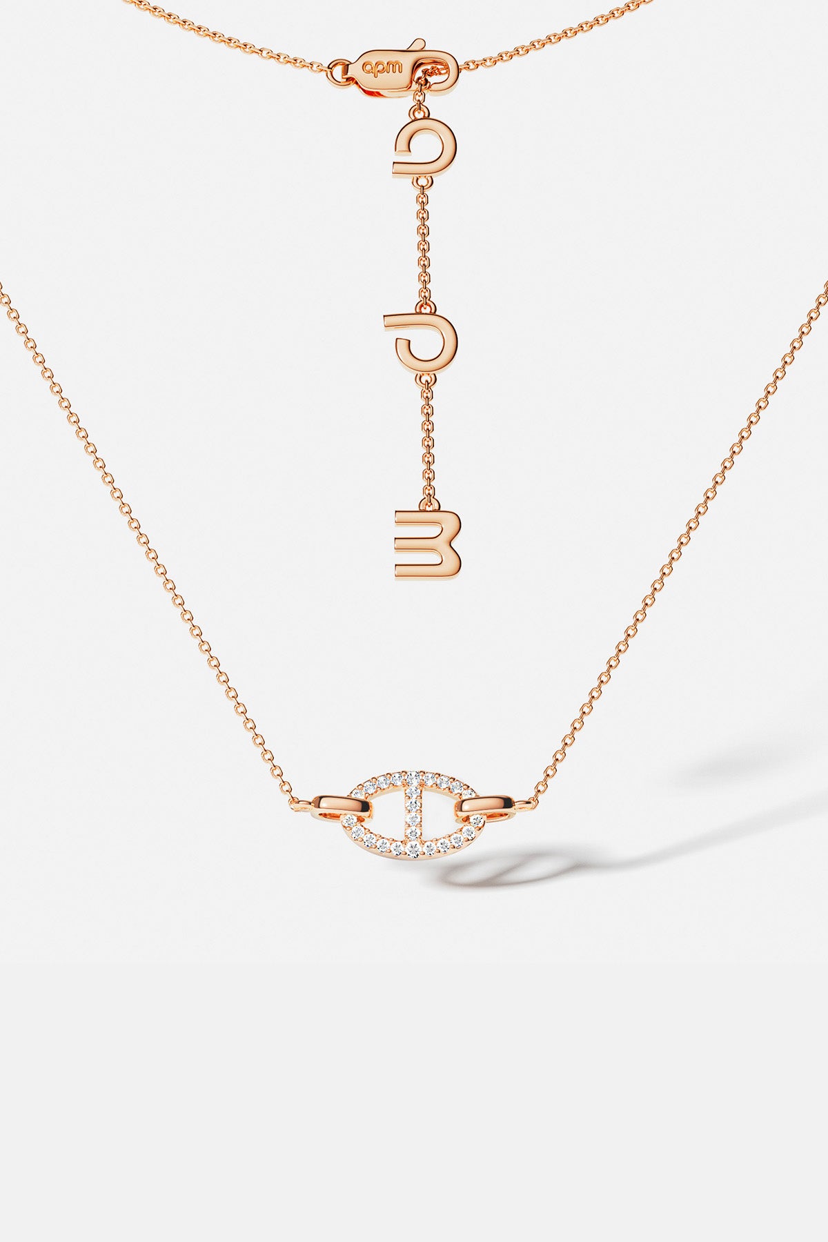 Collier APM Morse, éclat rosé et lumière délicate, une élégance moderne au quotidien.