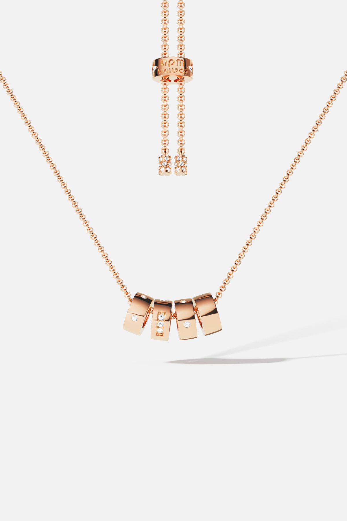 Collier APM aux reflets dorés, une élégance ajustable et lumineuse au quotidien.