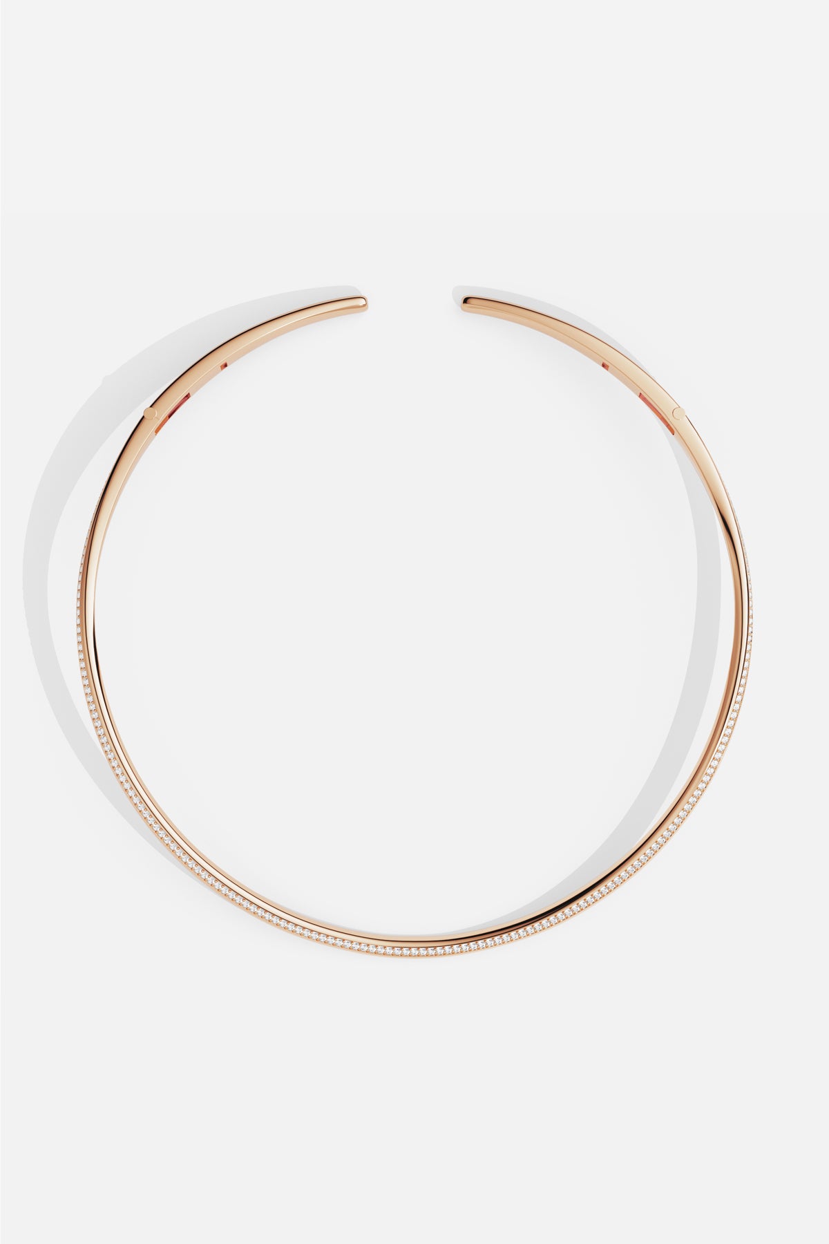 Collier APM Monaco en alliage rose, une ligne épurée pour une élégance moderne et lumineuse.