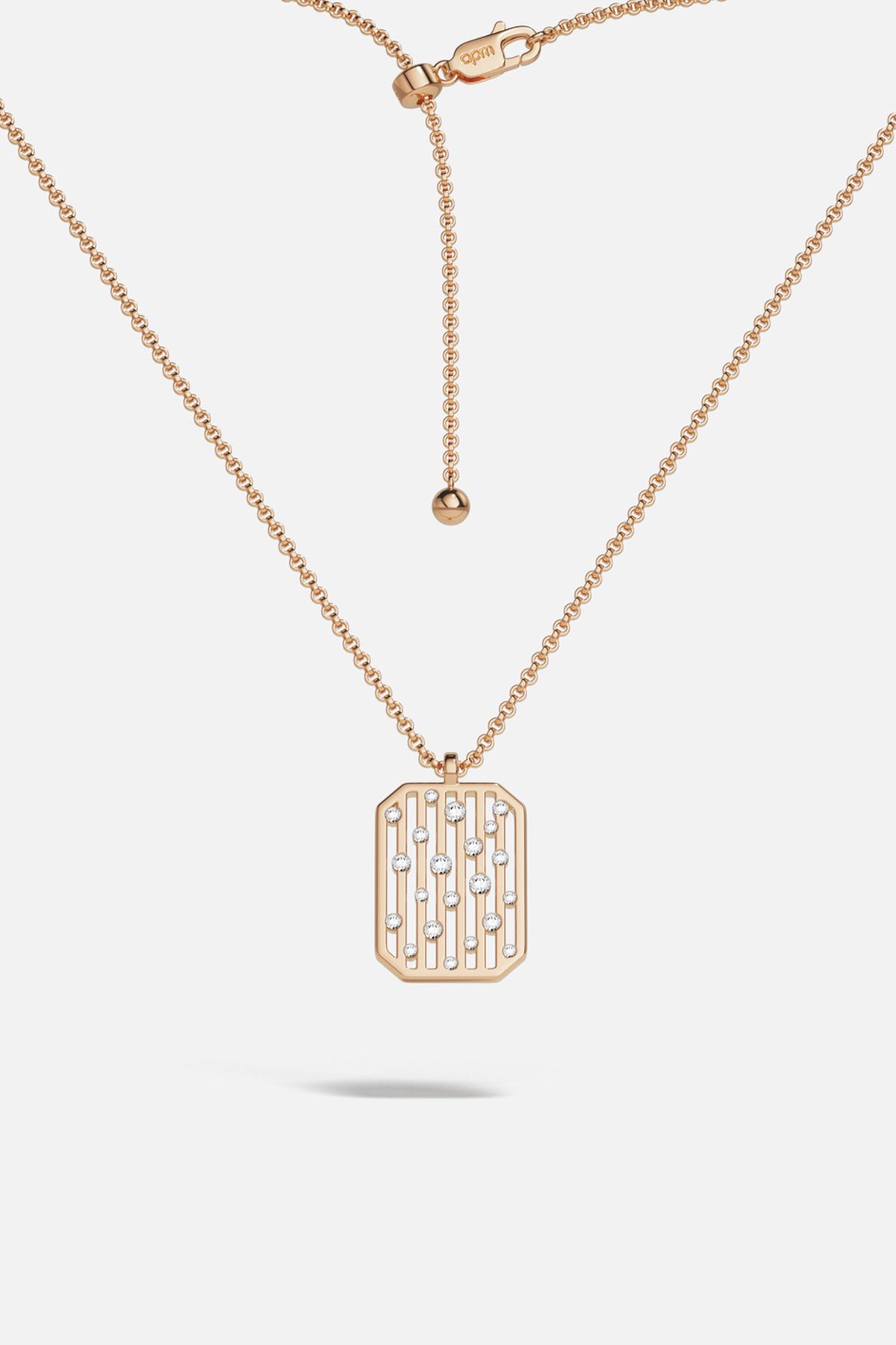 Collier APM au pendentif rectangulaire ajouré, finition rhodium aux éclats délicats, une élégance intemporelle.
