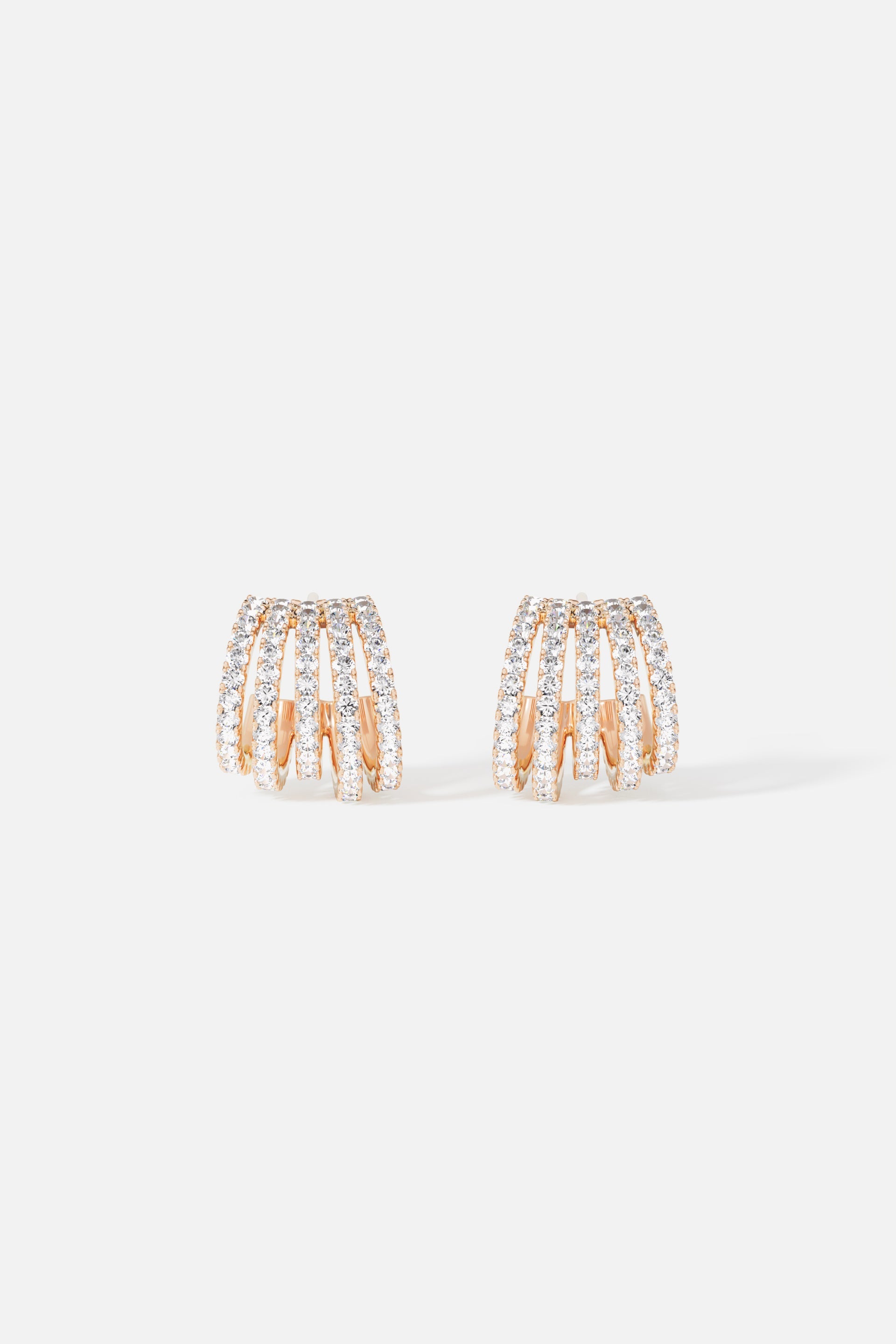 Boucles d'oreilles multi-anneaux APM, éclat scintillant pour une allure moderne et lumineuse.