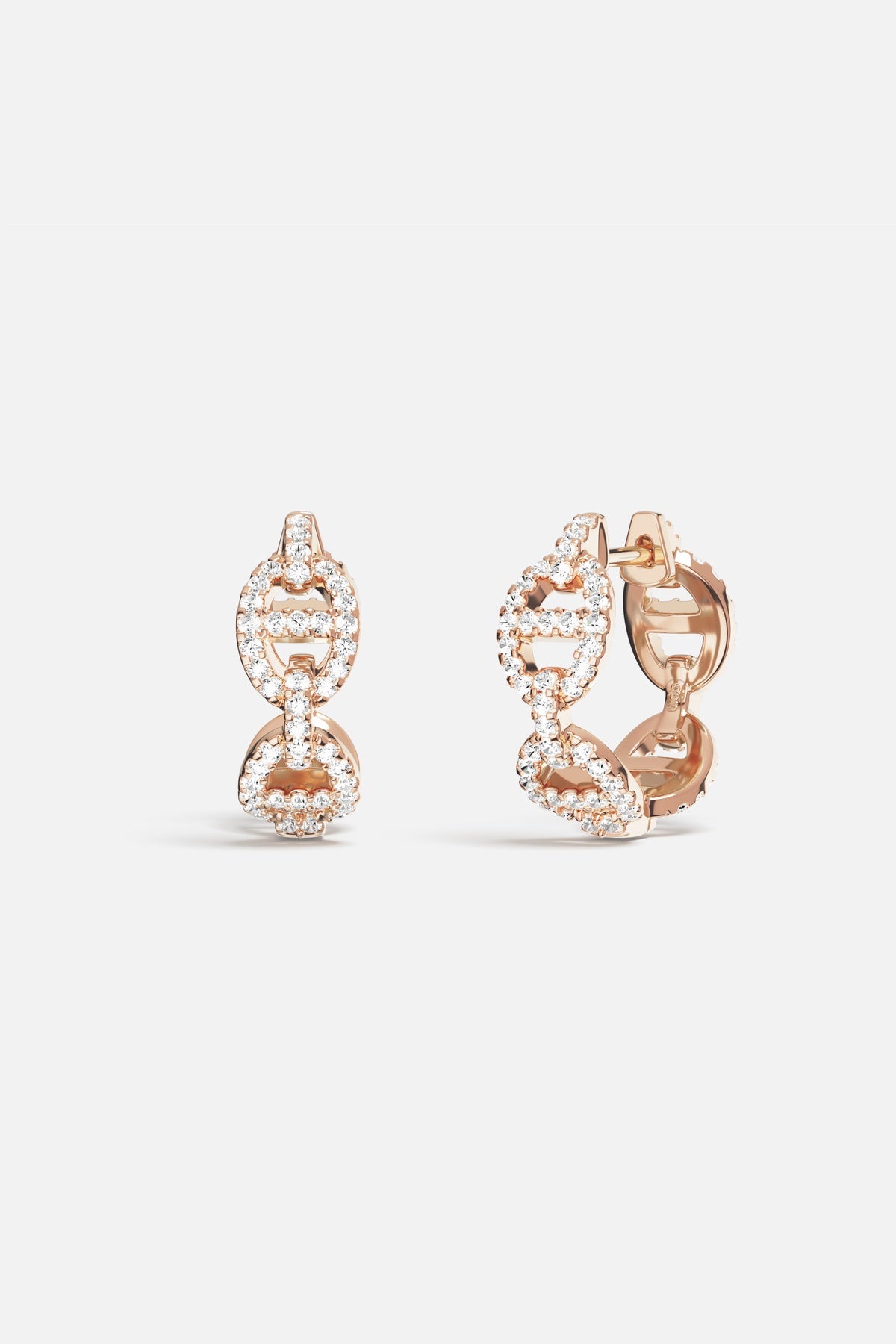 Boucles d'oreilles APM, éclat doré et maillons scintillants pour une allure moderne.