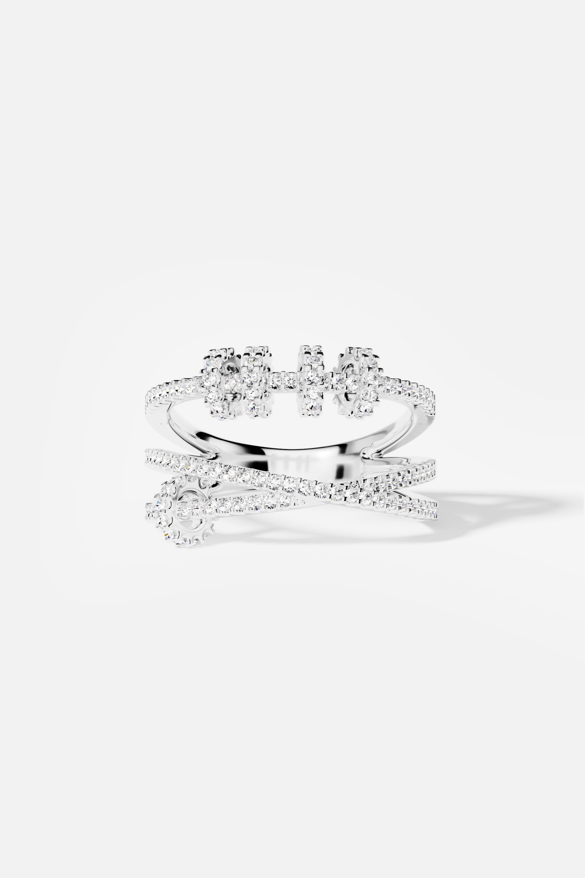 Bague APM en finition rhodium, jeu de lignes scintillantes pour une allure moderne et raffinée.