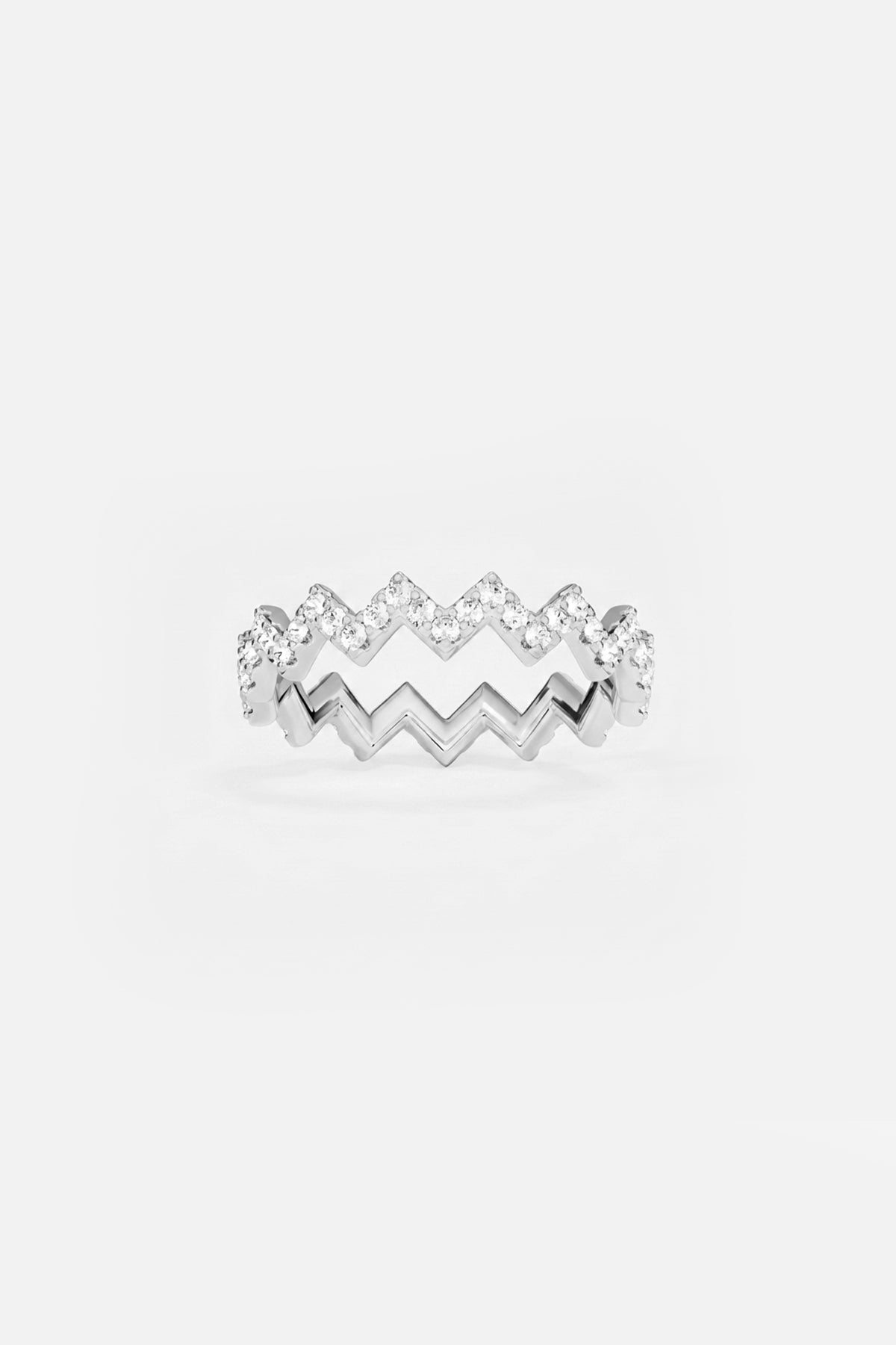 Bague APM au rythme zigzag scintillant, une vibration moderne et lumineuse au bout des doigts.