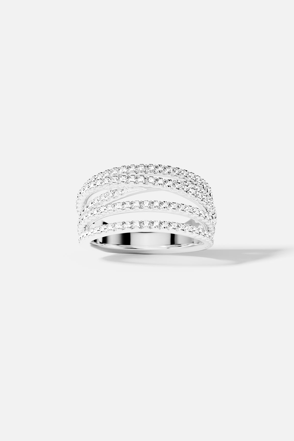 Bague APM aux lignes entrelacées scintillantes, une élégance lumineuse et intemporelle.