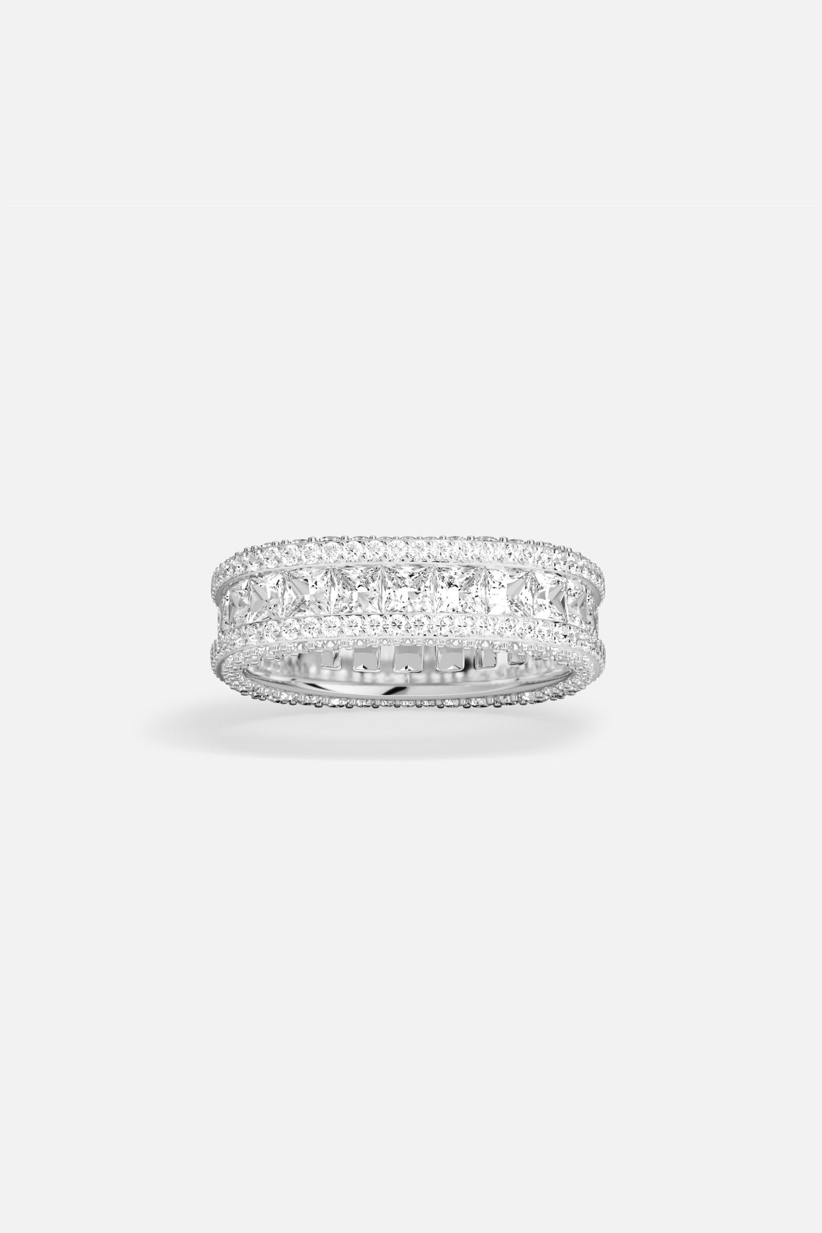 Bague APM finition rhodiée, éclat scintillant et allure résolument précieuse.