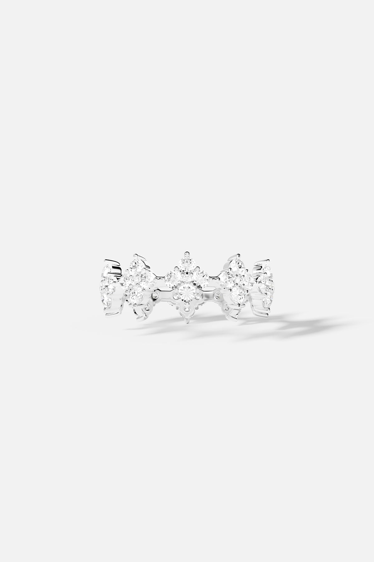 Bague APM en finition rhodium, une couronne scintillante d'une élégance délicate et lumineuse.