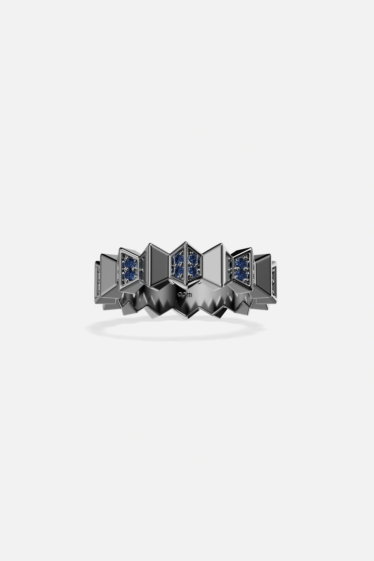 Bague APM Monaco aux reflets sombres et éclats bleus, une allure audacieusement moderne.