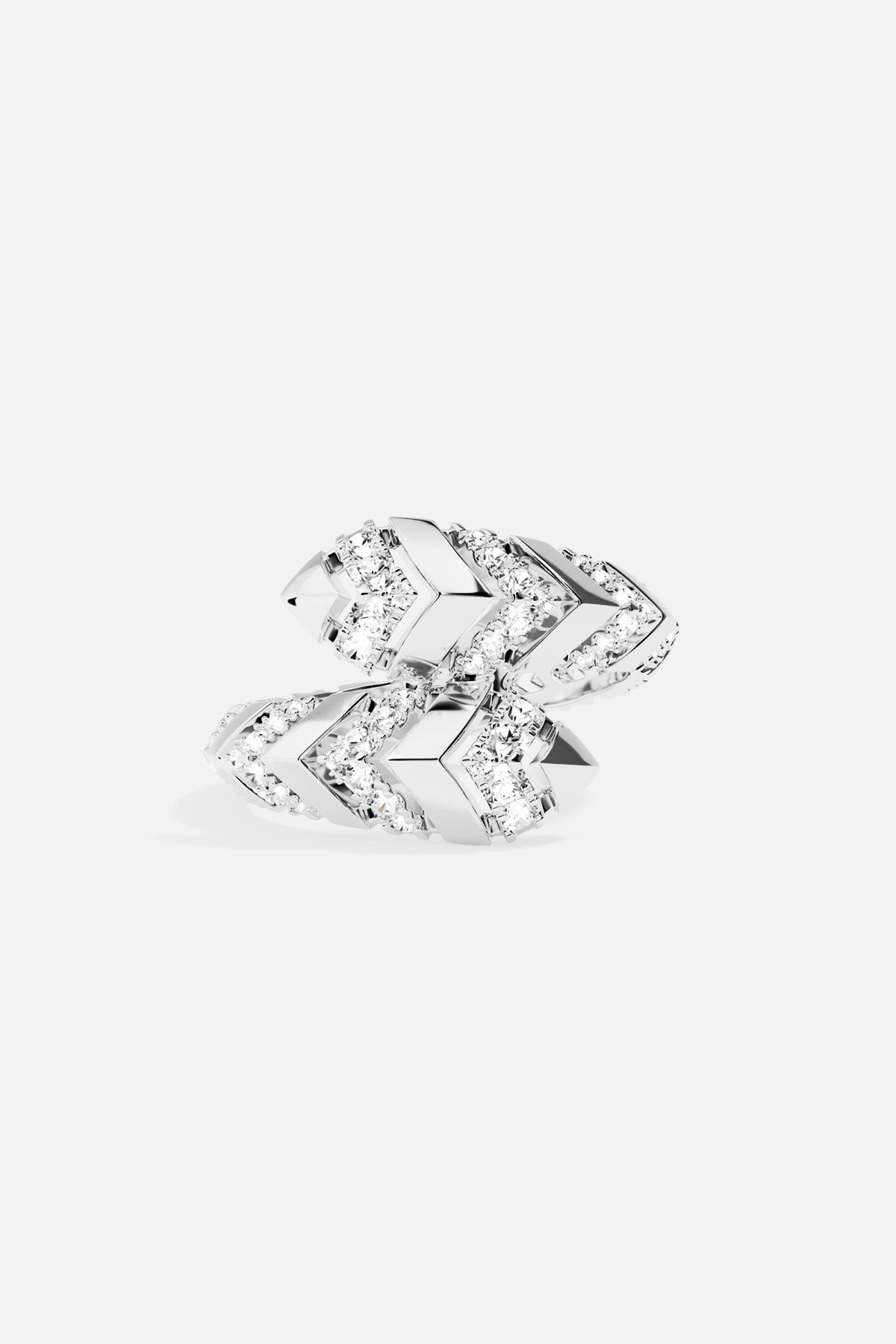 Bague APM au design chevron scintillant, une allure graphique et résolument moderne.