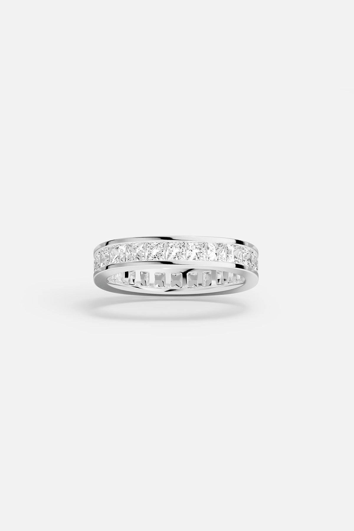 Bague APM, éclat pavé et finition rhodium, une élégance intemporelle au bout des doigts.