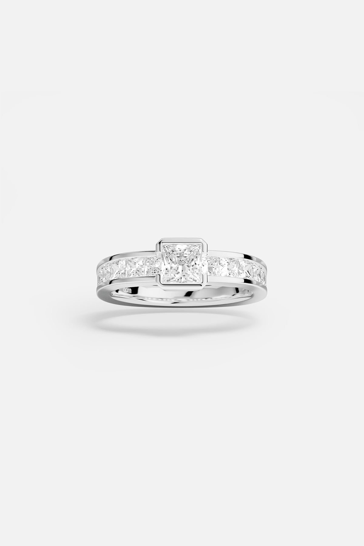 Bague APM, éclat carré et lignes pures, une élégance résolument contemporaine.