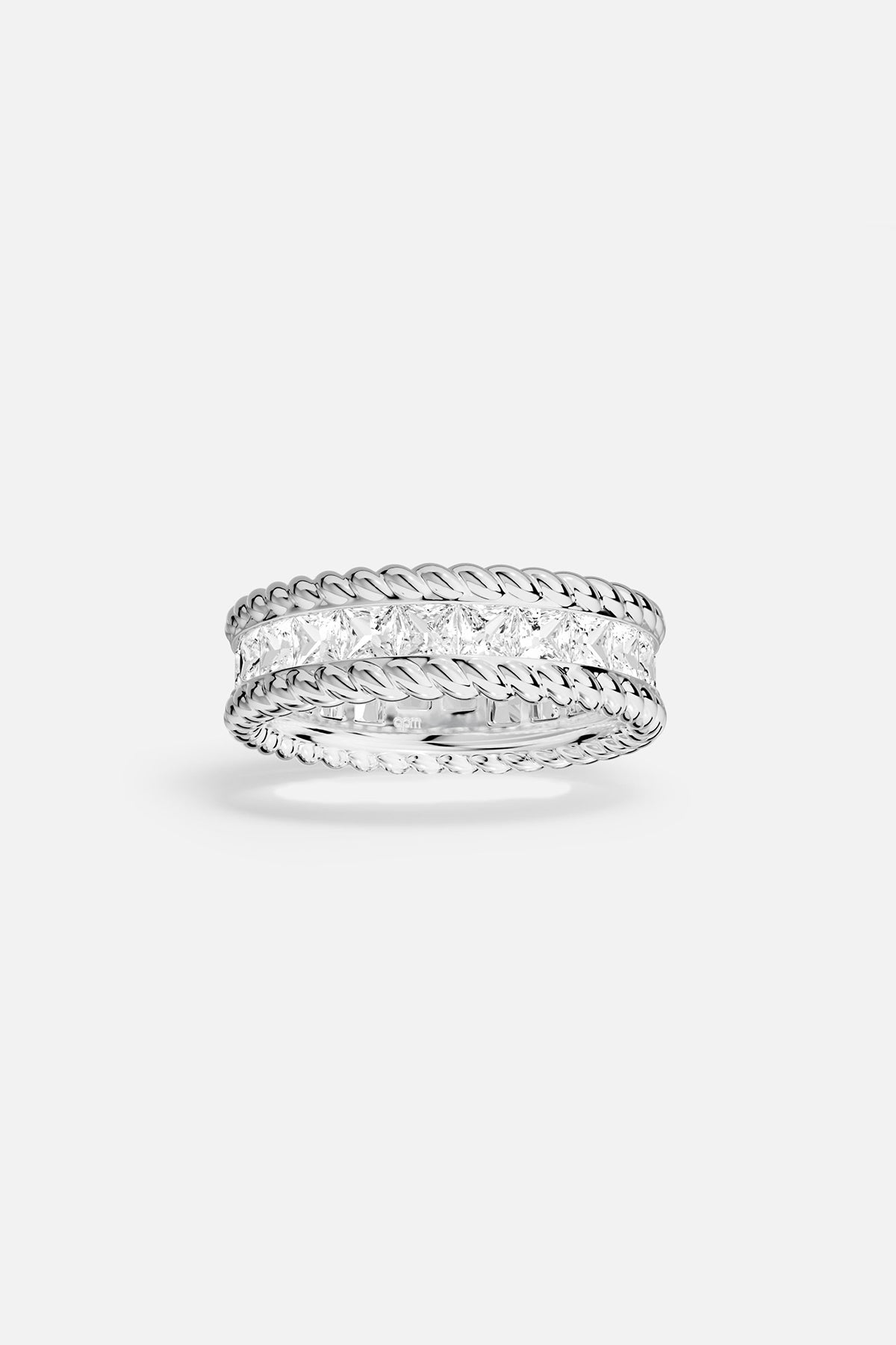 Bague APM, torsades lumineuses et éclats scintillants, une élégance intemporelle.