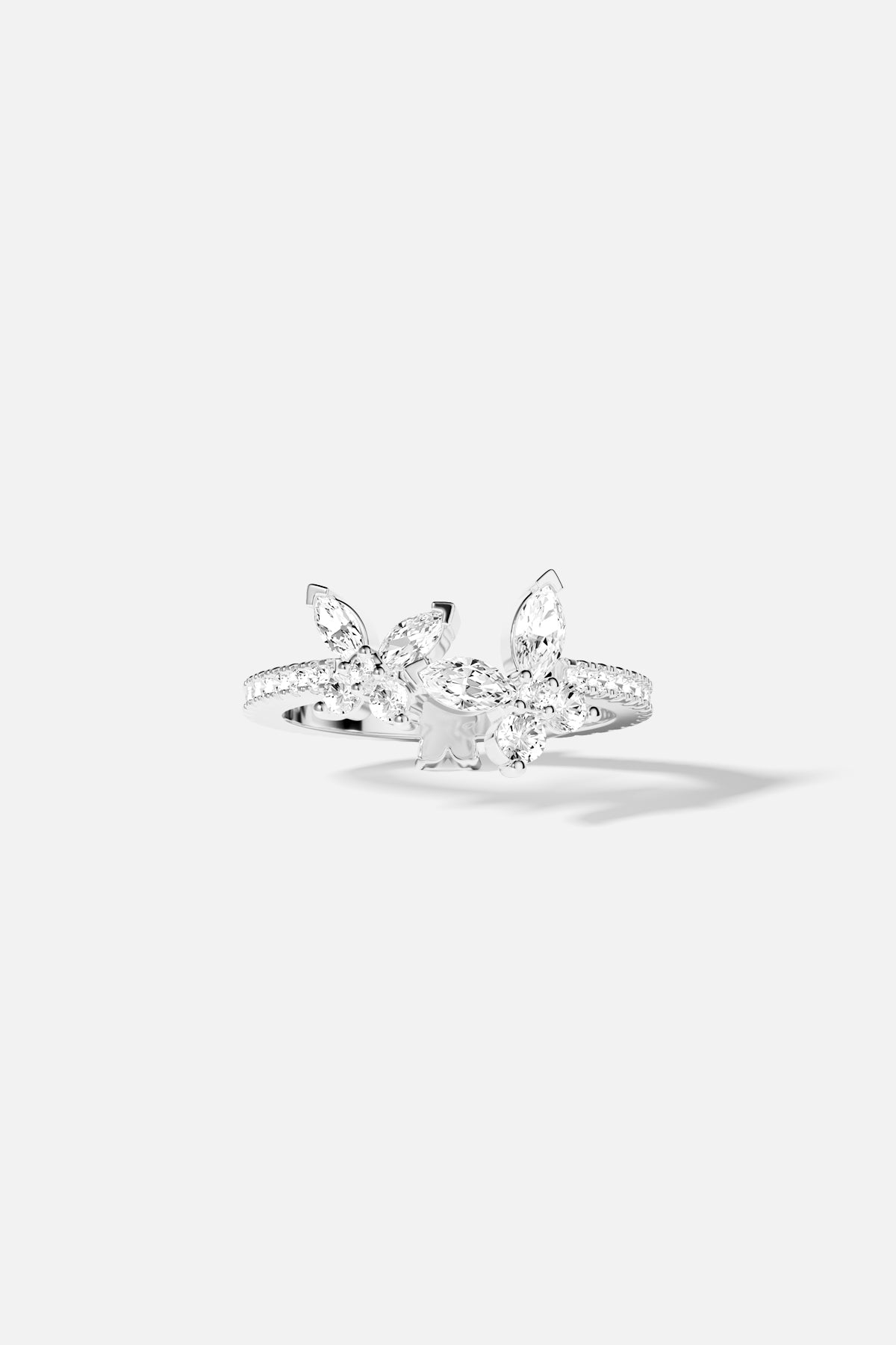 Bague APM, envolée florale scintillante, une touche de poésie contemporaine.