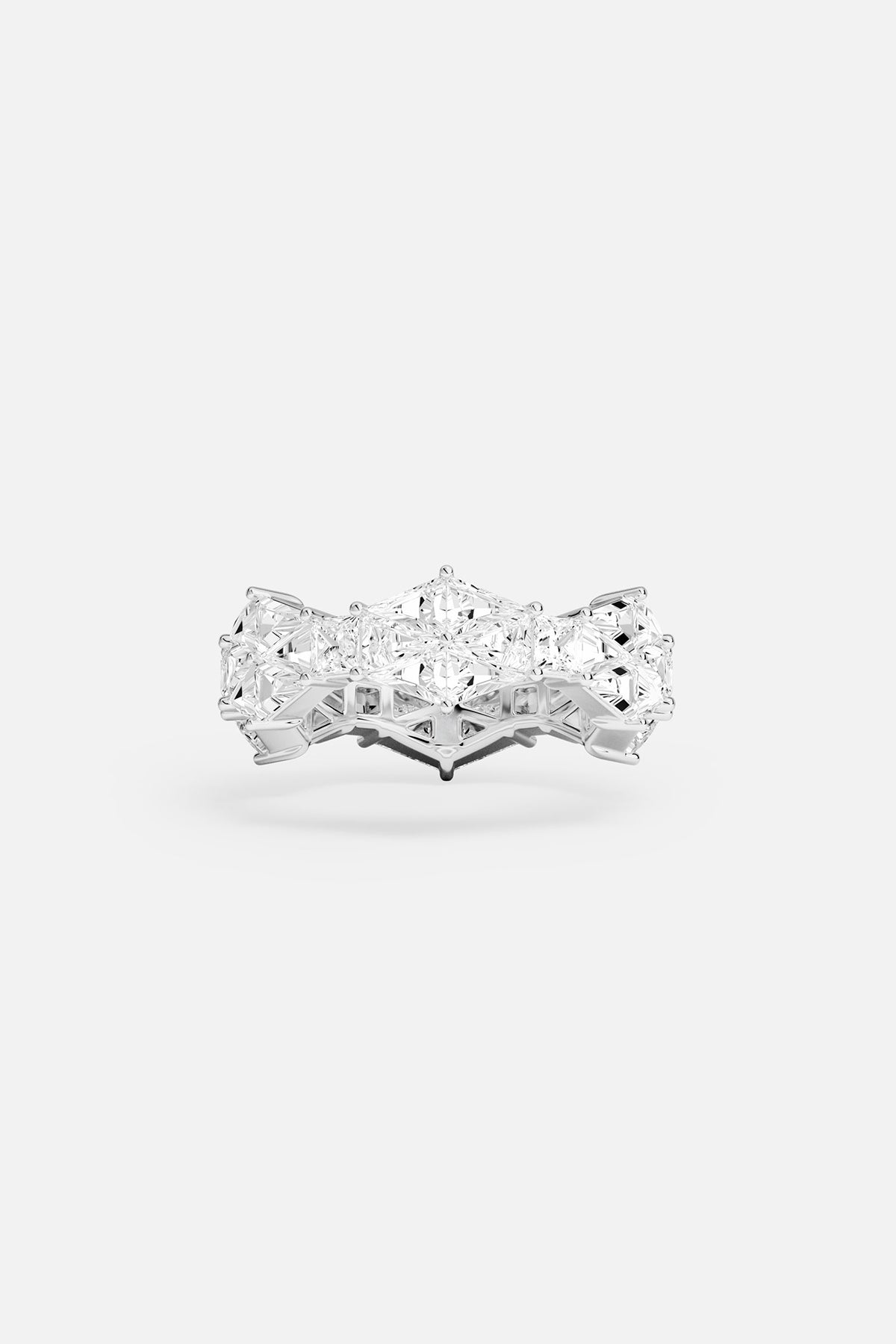Bague APM, éclat géométrique et audace lumineuse au bout des doigts.