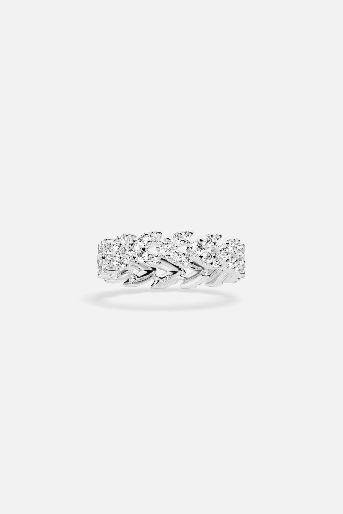 Bague APM au maillage scintillant, éclat contemporain au bout des doigts.