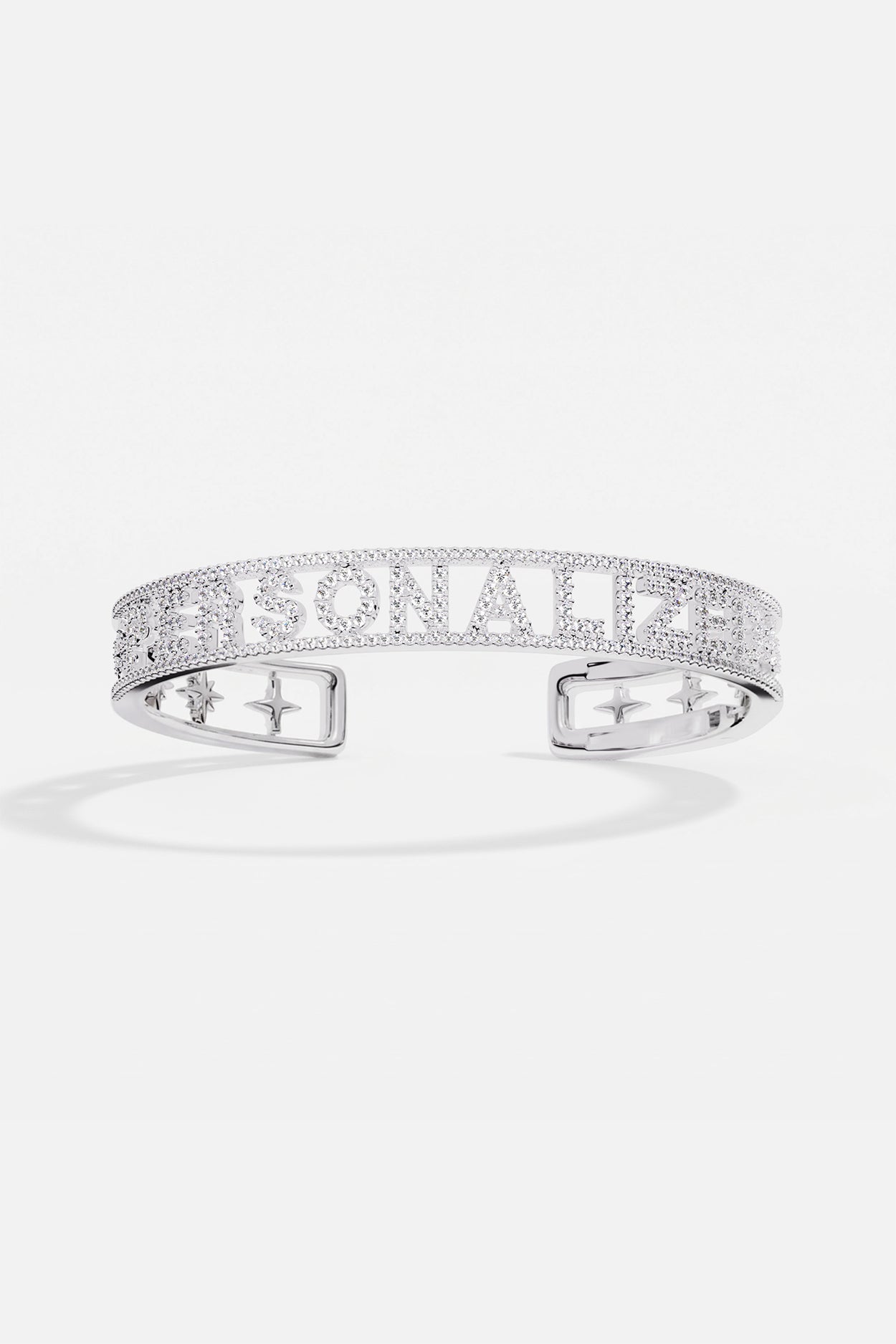 Bracelet APM personnalisable, éclat scintillant et signature étoilée au poignet.