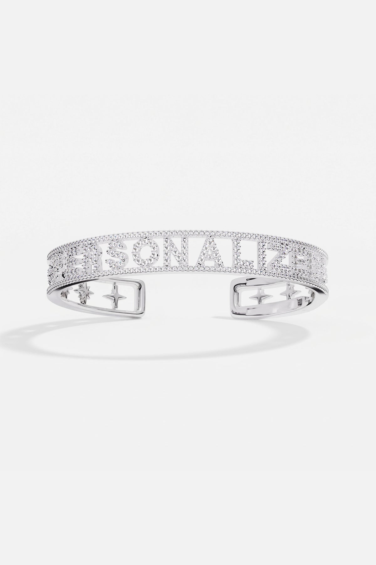 Bracelet APM personnalisable, éclat scintillant et signature étoilée au poignet.
