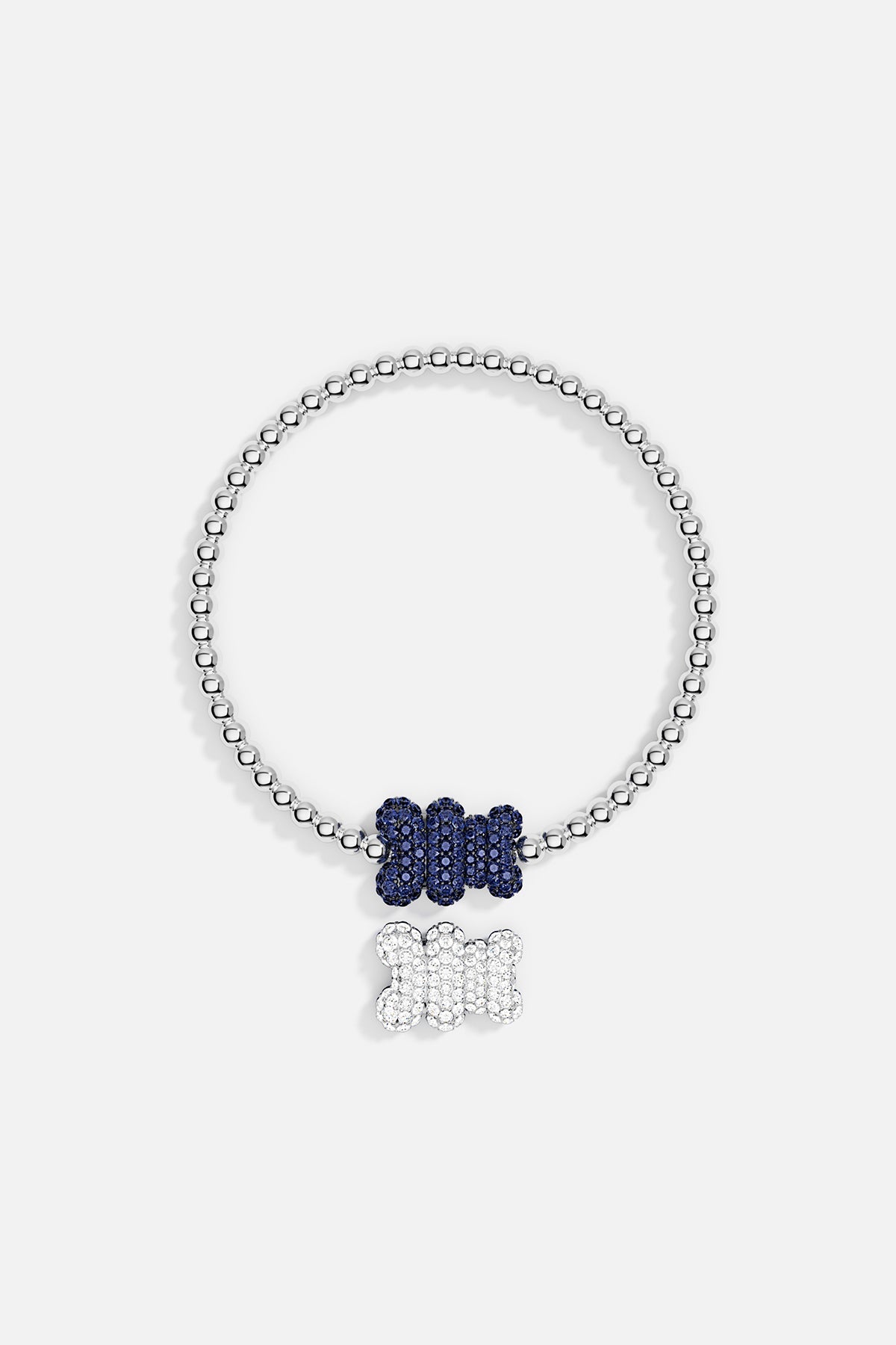 Bracelet APM perlé, charms interchangeables aux éclats bleus et blancs, élégance modulable.