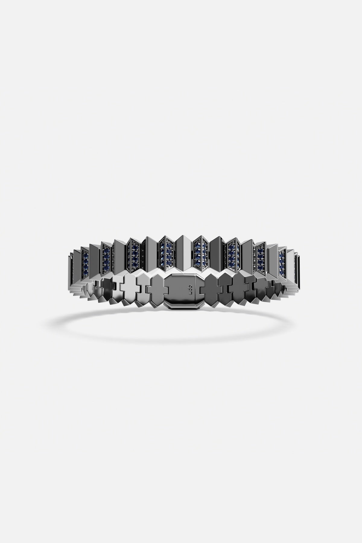 Bracelet APM, architecture audacieuse et éclats bleus, une allure résolument moderne.