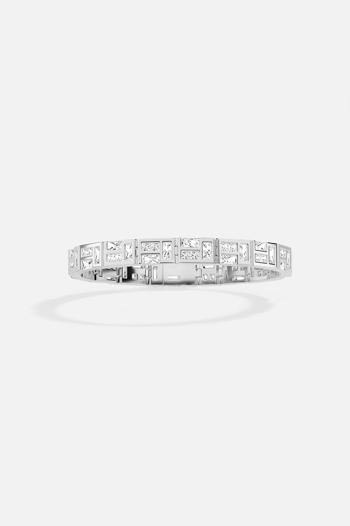 Bracelet APM, une architecture lumineuse au éclat rhodium finish, modernité absolue.