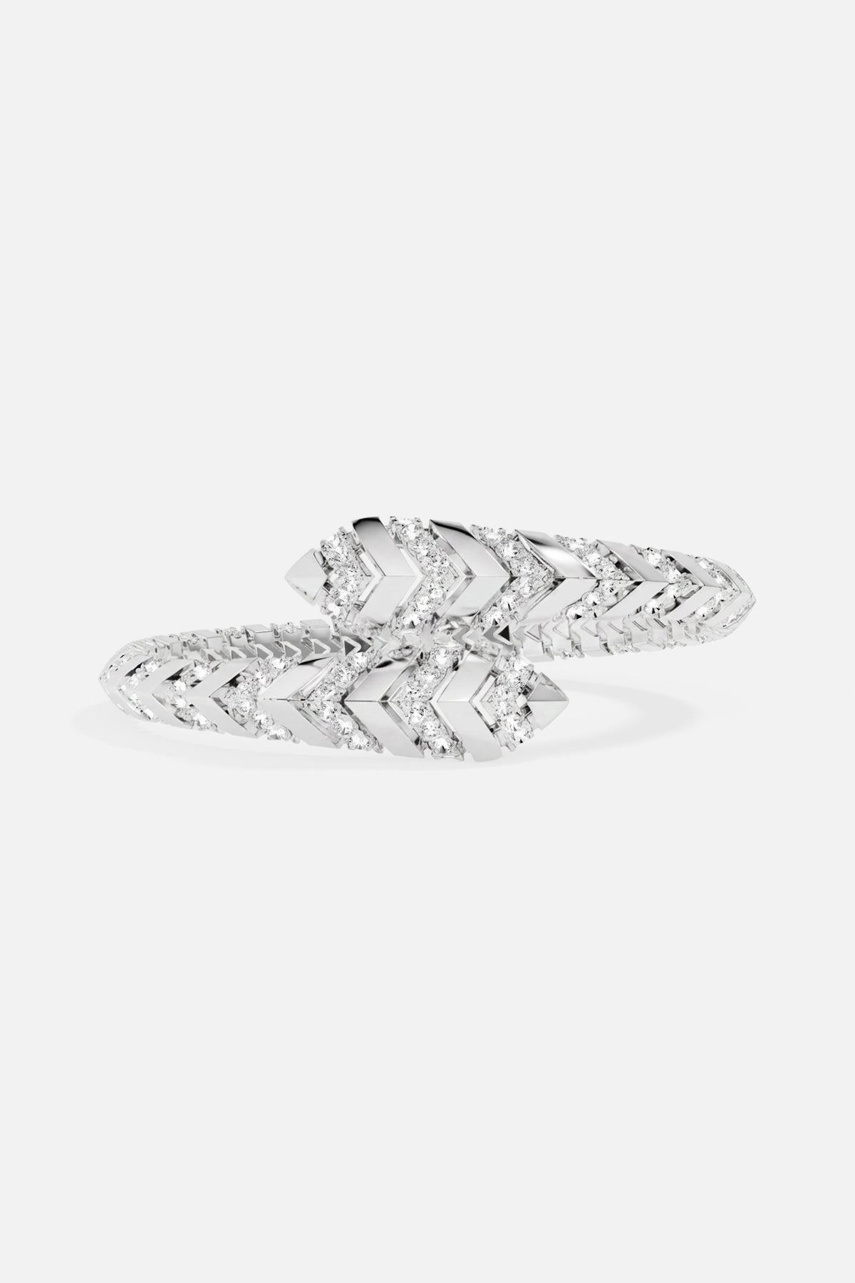 Bracelet APM aux chevrons scintillants, une allure graphique et audacieuse au poignet.