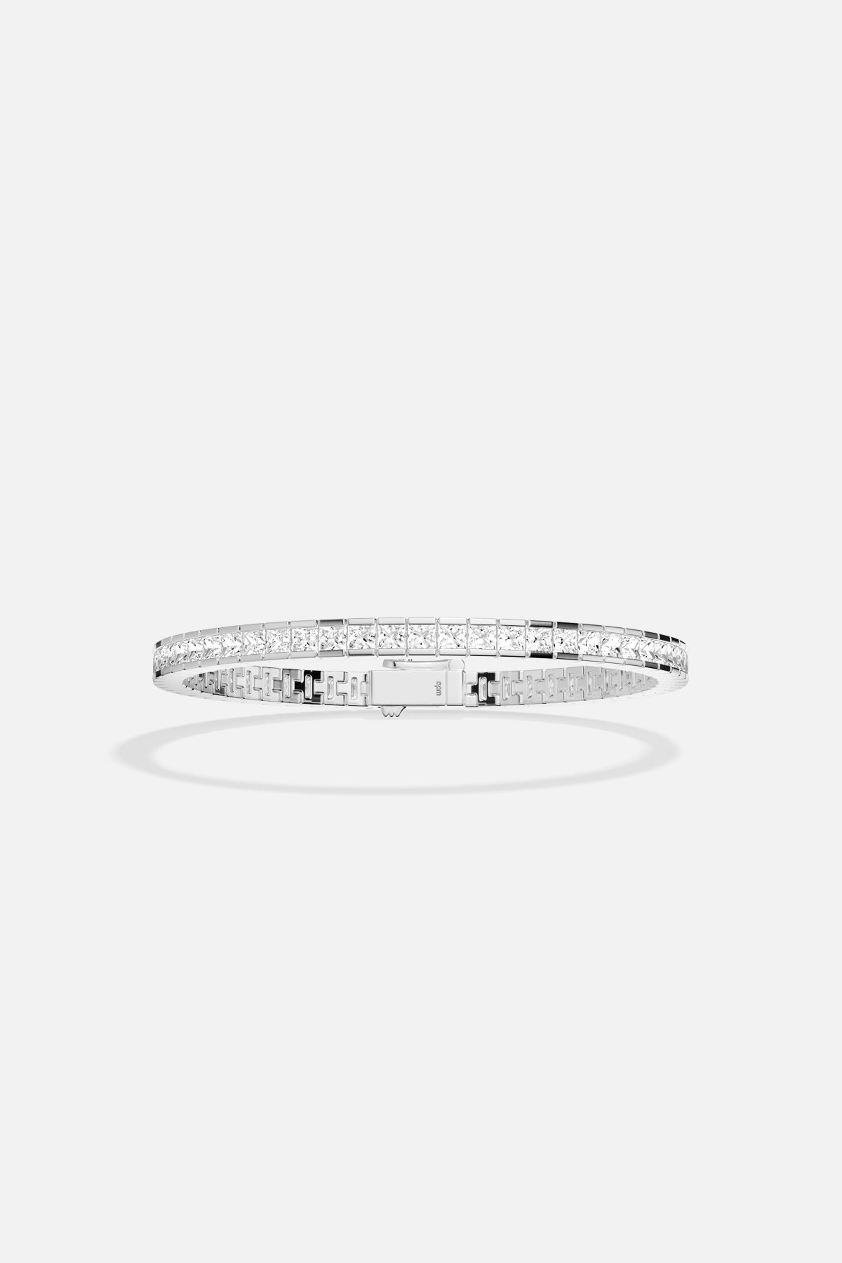 Bracelet APM, ligne épurée et éclat intemporel pour une élégance lumineuse.