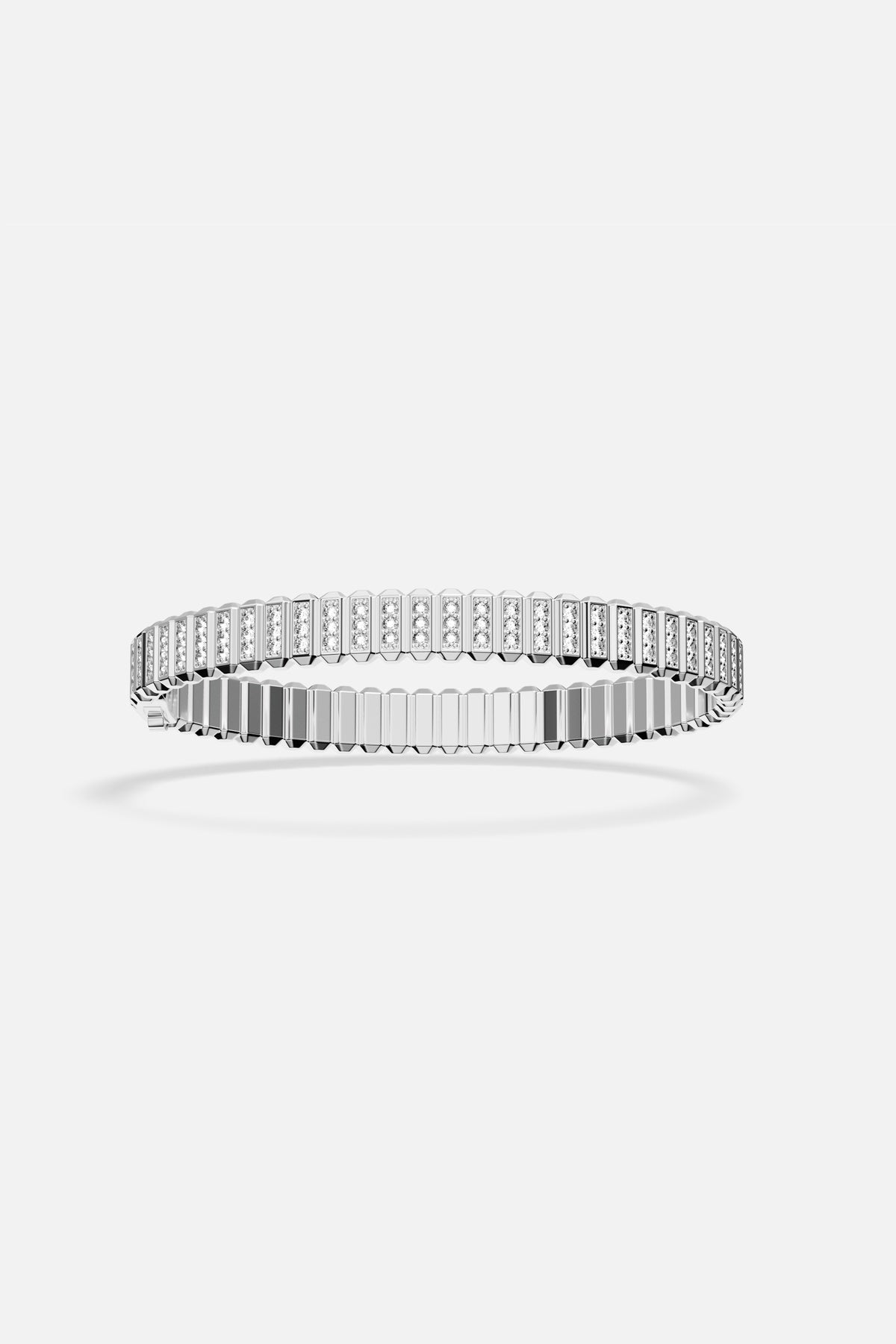 Bracelet APM, finition rhodium aux facettes lumineuses, éclat contemporain au poignet.