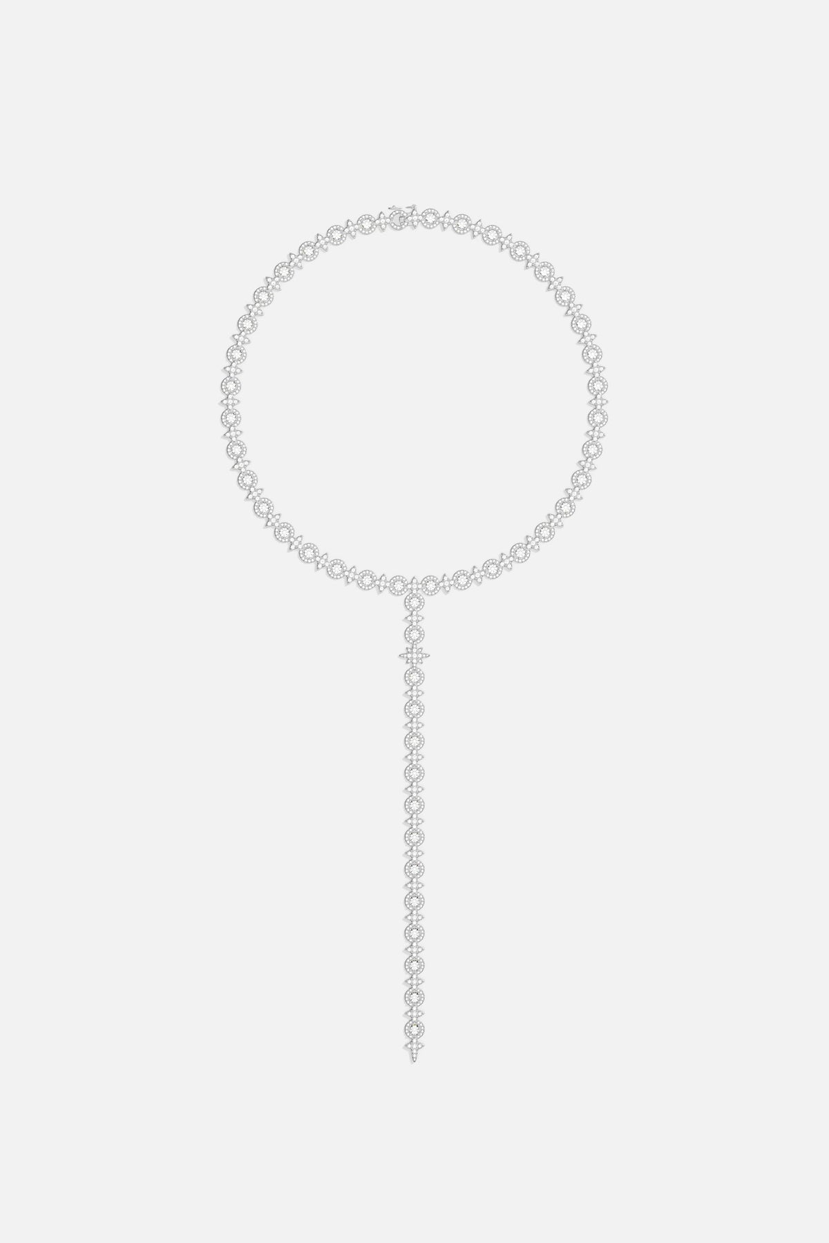 Collier APM, cascade lumineuse au finish rhodium, élégance intemporelle et modernité assumée.