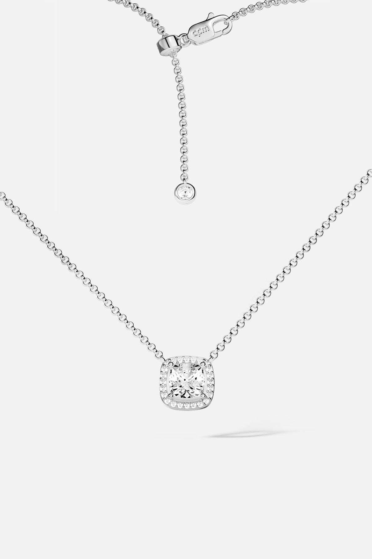 Collier APM, un carré scintillant suspendu avec grâce, éclat intemporel au quotidien.