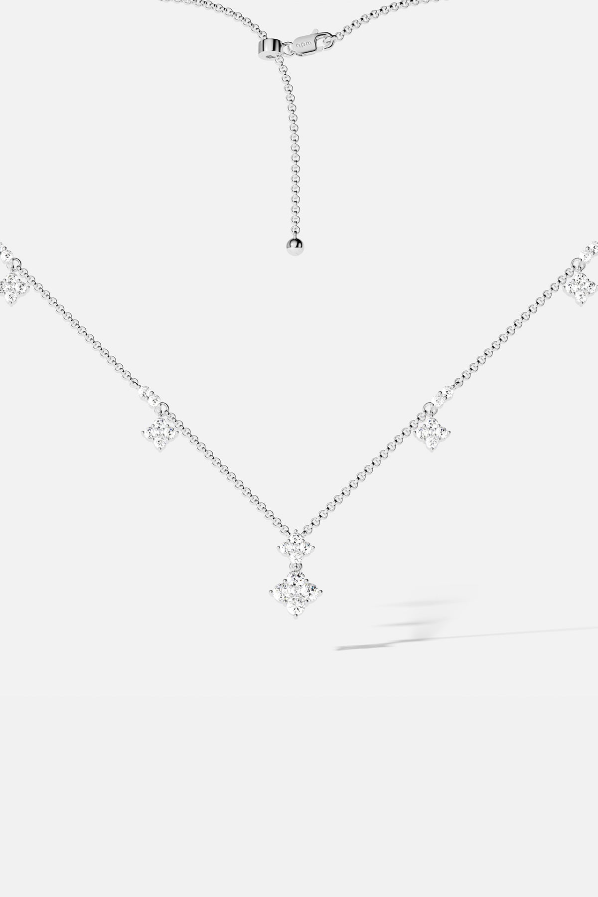 Collier APM, une cascade scintillante de clous étoilés, éclat délicat au quotidien.