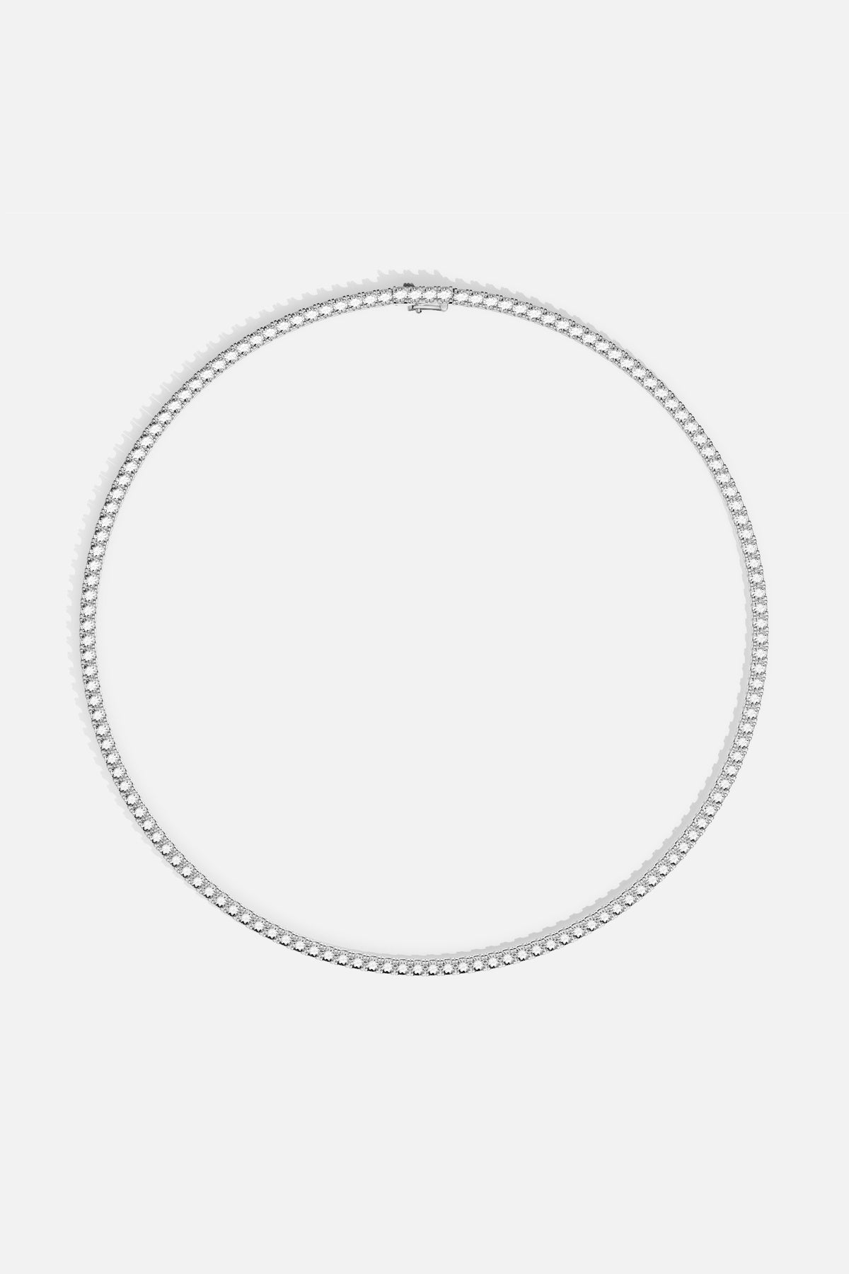 Collier Tennis APM, une rivière de lumière au charme intemporel.