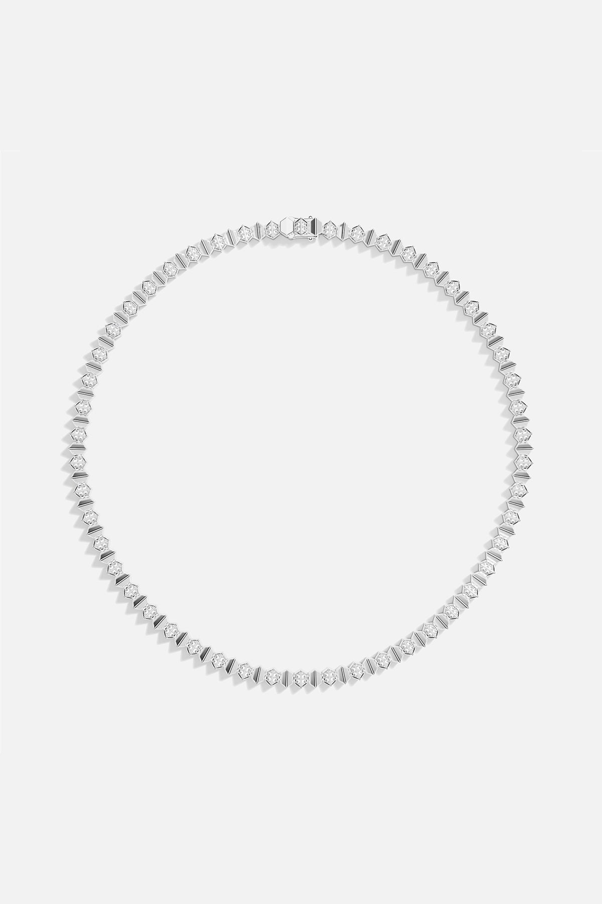 Collier APM Monaco en finition rhodium, une géométrie hexagonale scintillante et résolument moderne.