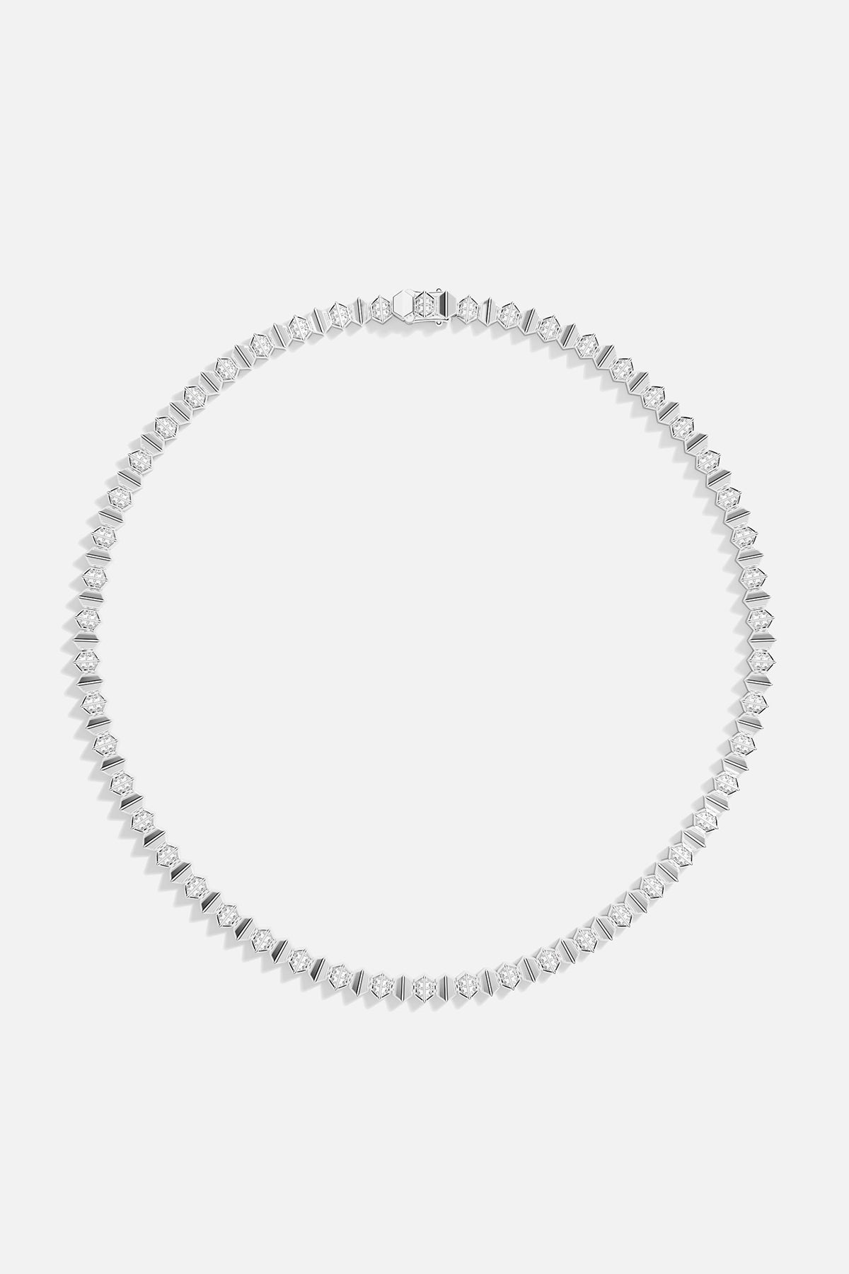 Collier APM Morse, éclat hexagonal et finition rhodium, élégance lumineuse au quotidien.