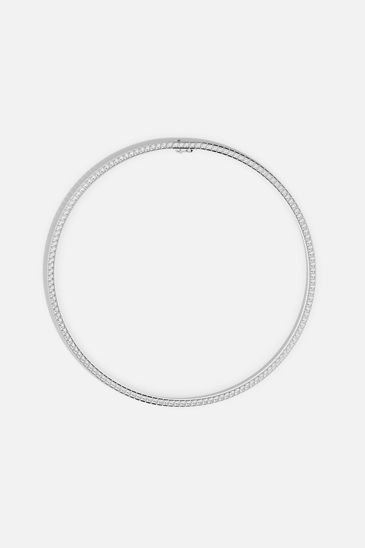 Collier APM, ligne scintillante et épurée, éclat intemporel au creux du cou.