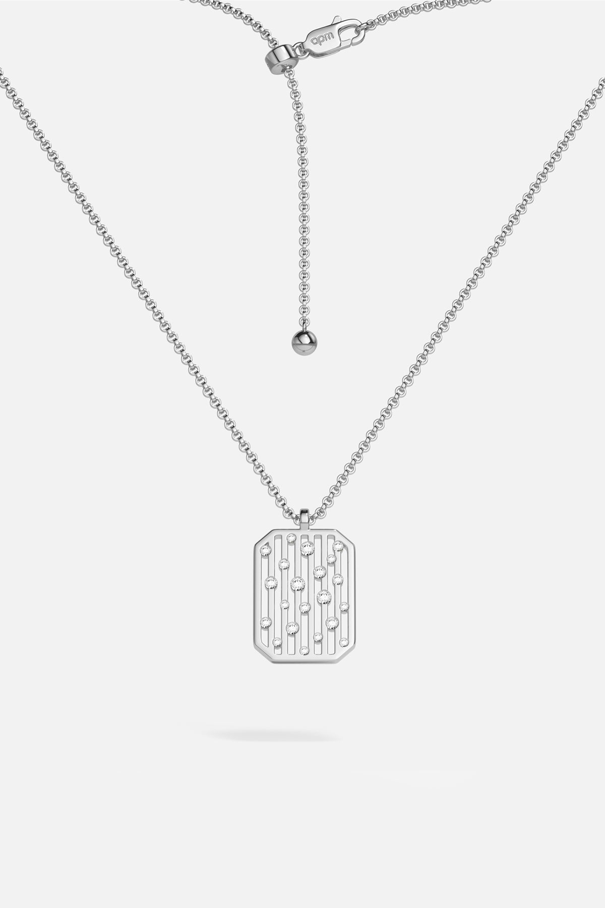 Collier pendentif APM Monaco, une plaque graphique au charme moderne et lumineux.