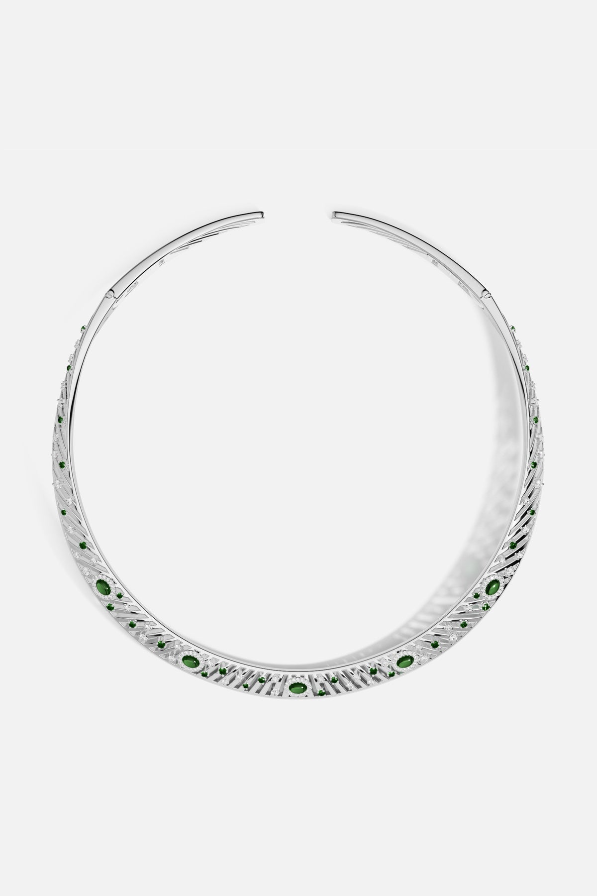 Collier APM en finition rhodium, éclats verts pour une allure sculpturale et rayonnante.