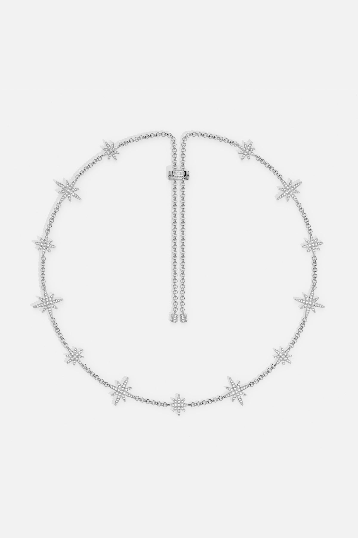 Collier Météorites APM, une constellation scintillante posée avec grâce sur la peau.