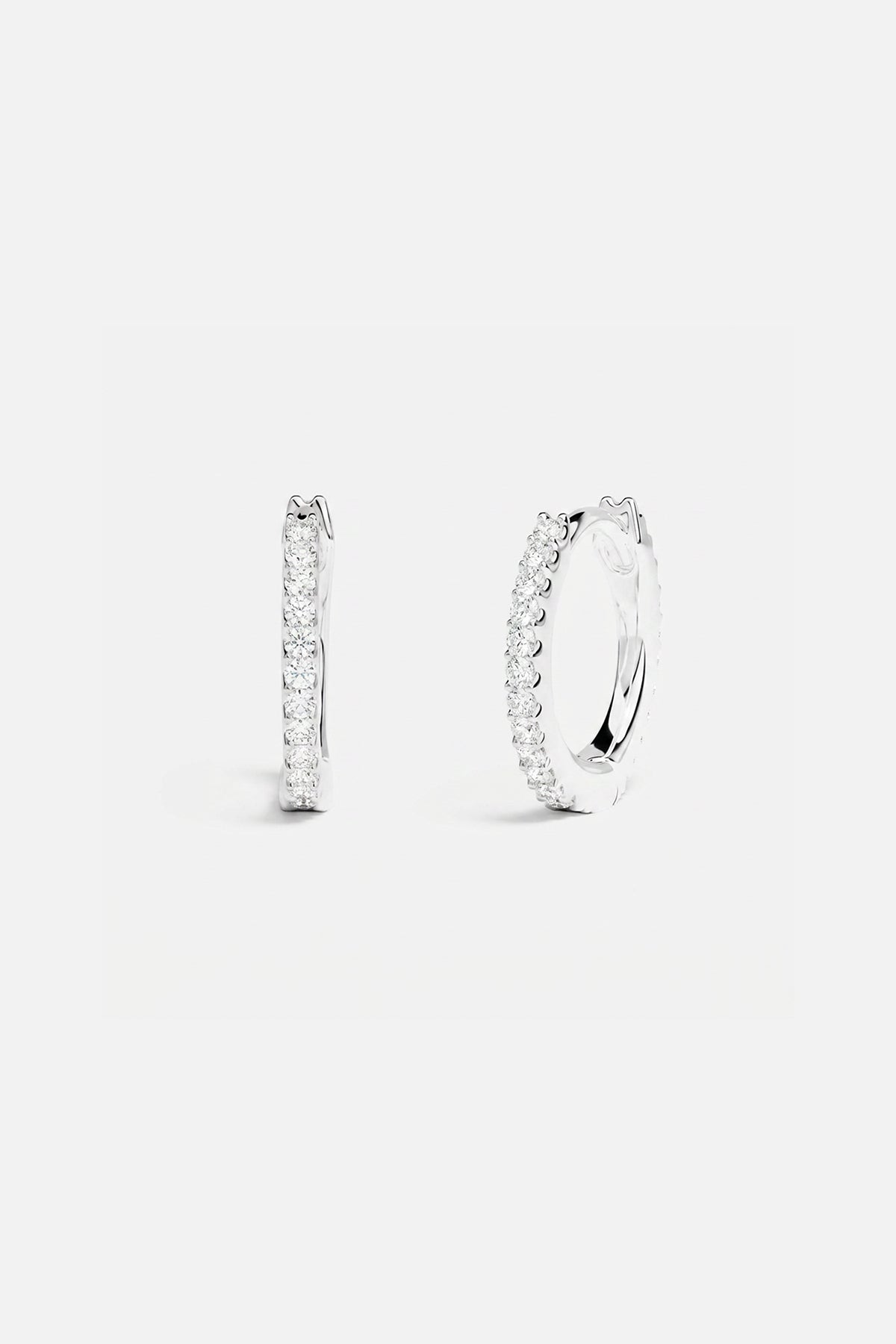Créoles APM, éclat pavé et finition rhodium pour une élégance lumineuse au quotidien.