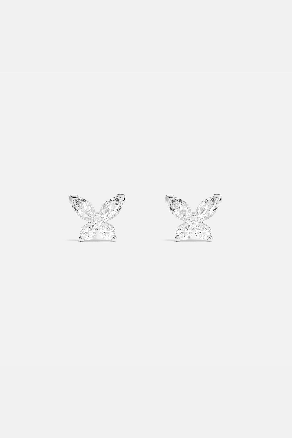 Boucles d'oreilles papillon APM, une envolée délicate et lumineuse au quotidien.