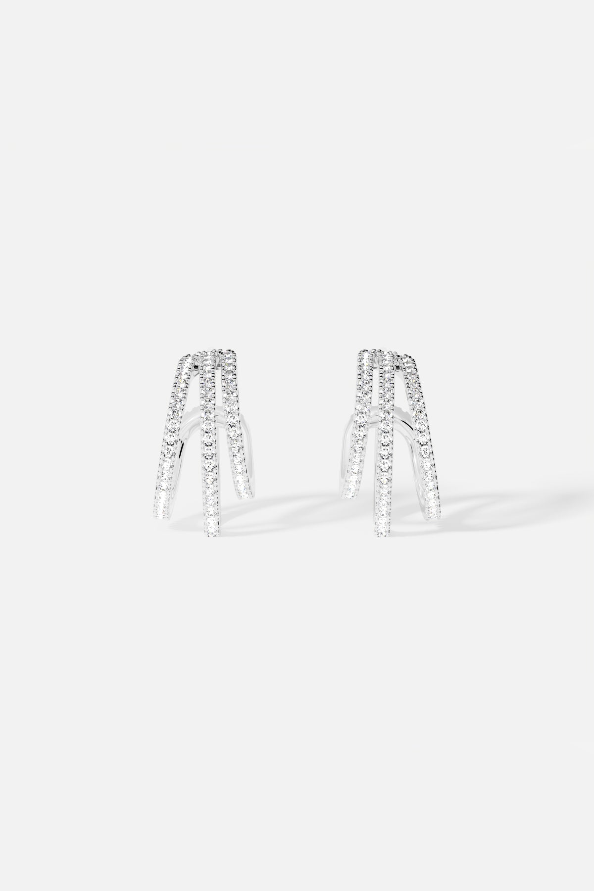 Boucles d'oreilles APM, multiples arches scintillantes pour une allure moderne et lumineuse.