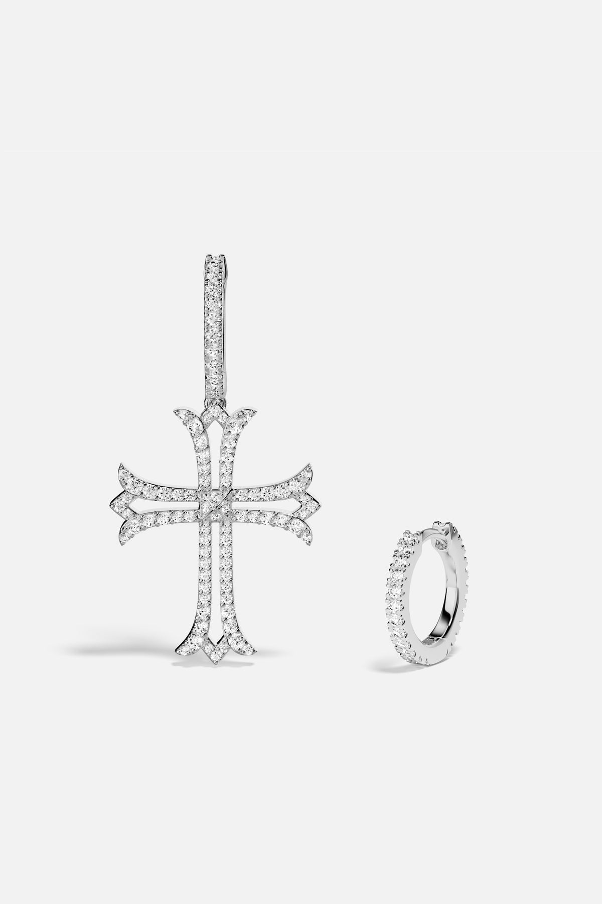 Boucles d'oreilles APM Monaco croix, une allure audacieuse et lumineuse.