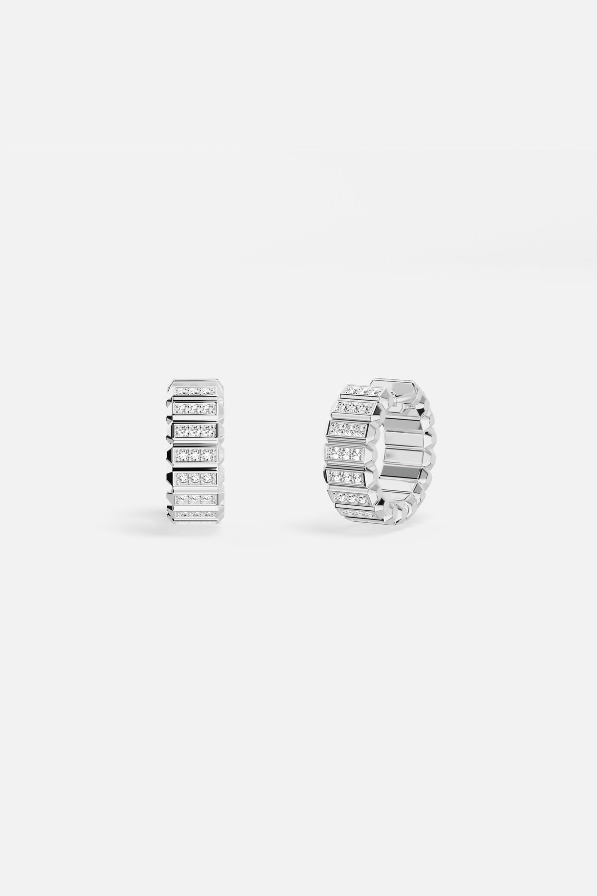 Créoles APM, éclat architectural en finition rhodium, une élégance résolument moderne.