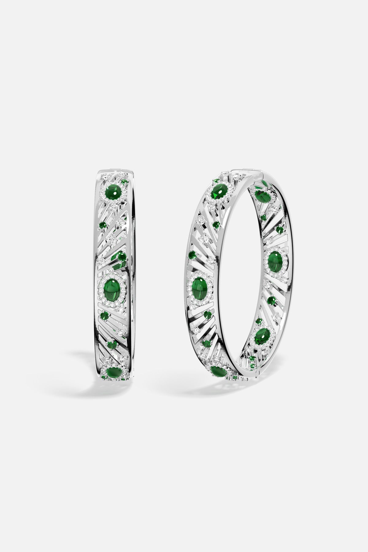 Bracelet APM en finition rhodium, éclats verts et lumière ajourée, élégance rayonnante.