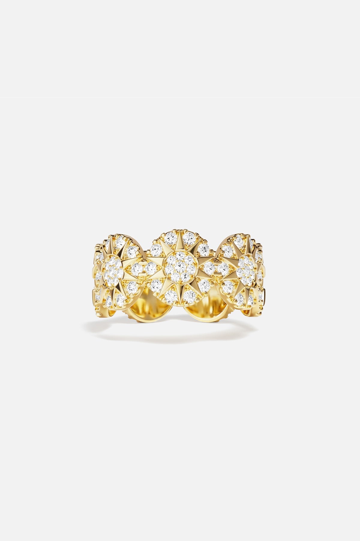 Bague APM Monaco couleur or, une constellation lumineuse au bout des doigts.